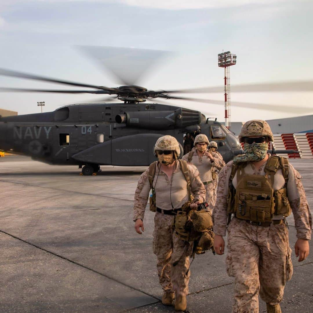 アメリカ海兵隊さんのインスタグラム写真 - (アメリカ海兵隊Instagram)「Bring Em Out  Marines with Special Purpose Marine Air-Ground Task Force - Crisis Response - Central Command, @13thmeu, disembark a @usnavy MH-53 Sea Dragon following a joint at-sea exercise in the Kingdom of Bahrain.   SPMAGTF-CR-CC is prepared to deploy a variety of crisis response capabilities across the region. (U.S. Marine Corps photo by Cpl. Cutler Brice)  #USMC #Marines #USNavy #Military」8月18日 9時06分 - marines