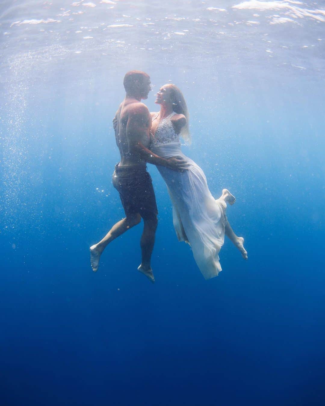 Bethany Hamiltonのインスタグラム：「We got married under water 👰🏼🤵🏽😂 nah jk we just had fun trash the dress shoot!   7 years married tomorrow!!! We are feeling grateful to be here and we are loving life together!!! From adventuring together, raising kids, sharing in faith, working together, dancing and sharing a mission to equip and inspire others to overcome and much more; we are grateful to share it all together.   Cheer to life together my Love!!! ✨🌱♥️  📷 @liaandstu」