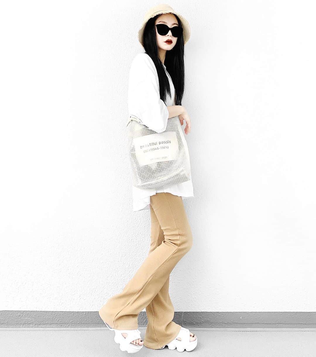 lve_xxxxのインスタグラム：「.﻿ .﻿ たまにはbeigeも着たくなる。﻿ ﻿ @beautifulpeople_officialsite の﻿ ﾋﾞﾆｰﾙBAGの中に同じBPのﾄｰﾄ入れ。﻿ ﻿ これがしたいが為に﻿ ﾄｰﾄ3色買いしたのに最近使ってなかった🤦🏻‍♀️﻿ ﻿ ﾍﾟｯﾄﾎﾞﾄﾙ3本入ってるから﻿ 激重🏋🏻🏋🏻🏋🏻笑﻿ ﻿ ﻿ ﻿ ｺｰﾃﾞｱｲﾃﾑ詳細は﻿ WEARをご覧くださいませ。﻿ ﻿ WEAR ： lvexxxx ﻿ 💻 https://wear.jp/sp/lvexxxx/﻿ ﻿ －－－－－－－－－－－－－－－－－－﻿ ﻿ 📢ｺﾒﾝﾄ頂ける際は、﻿ 最新投稿にお願い致します。﻿ ﻿ 過去投稿に頂いた際、気がつかない事もあり﻿ お返事致しかねる場合が御座います🙇‍♀ ️﻿ ﻿ ﻿」