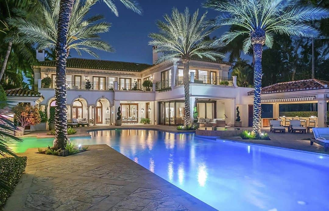 Just Jaredさんのインスタグラム写真 - (Just JaredInstagram)「Jennifer Lopez and Alex Rodriguez just purchased this incredible $40 million home in Miami! Want to take a look inside? Tap this photo at the LINK IN BIO to see 90 stunning photos from inside the estate. #JenniferLopez #AlexRodriguez Photos: Backgrid, Getty」8月18日 9時15分 - justjared