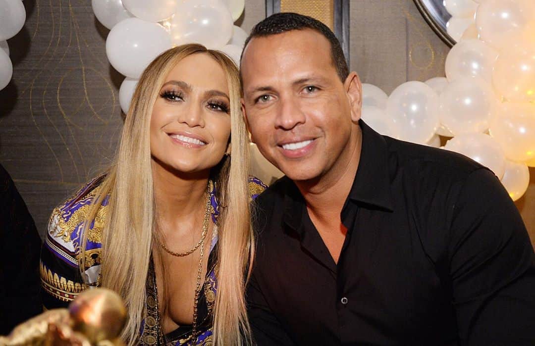 Just Jaredさんのインスタグラム写真 - (Just JaredInstagram)「Jennifer Lopez and Alex Rodriguez just purchased this incredible $40 million home in Miami! Want to take a look inside? Tap this photo at the LINK IN BIO to see 90 stunning photos from inside the estate. #JenniferLopez #AlexRodriguez Photos: Backgrid, Getty」8月18日 9時15分 - justjared