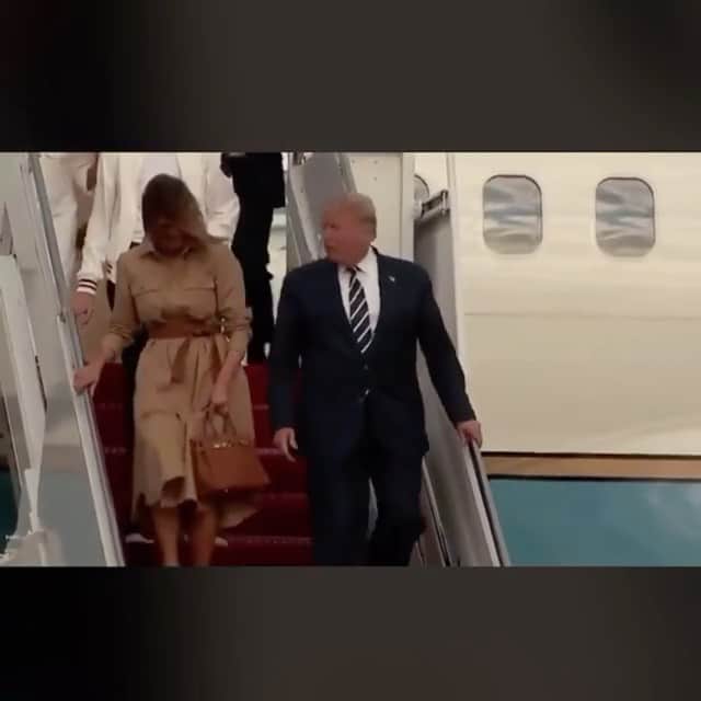 リアーナのインスタグラム：「Melania likes art. 🤷🏿‍♀️   #78days」