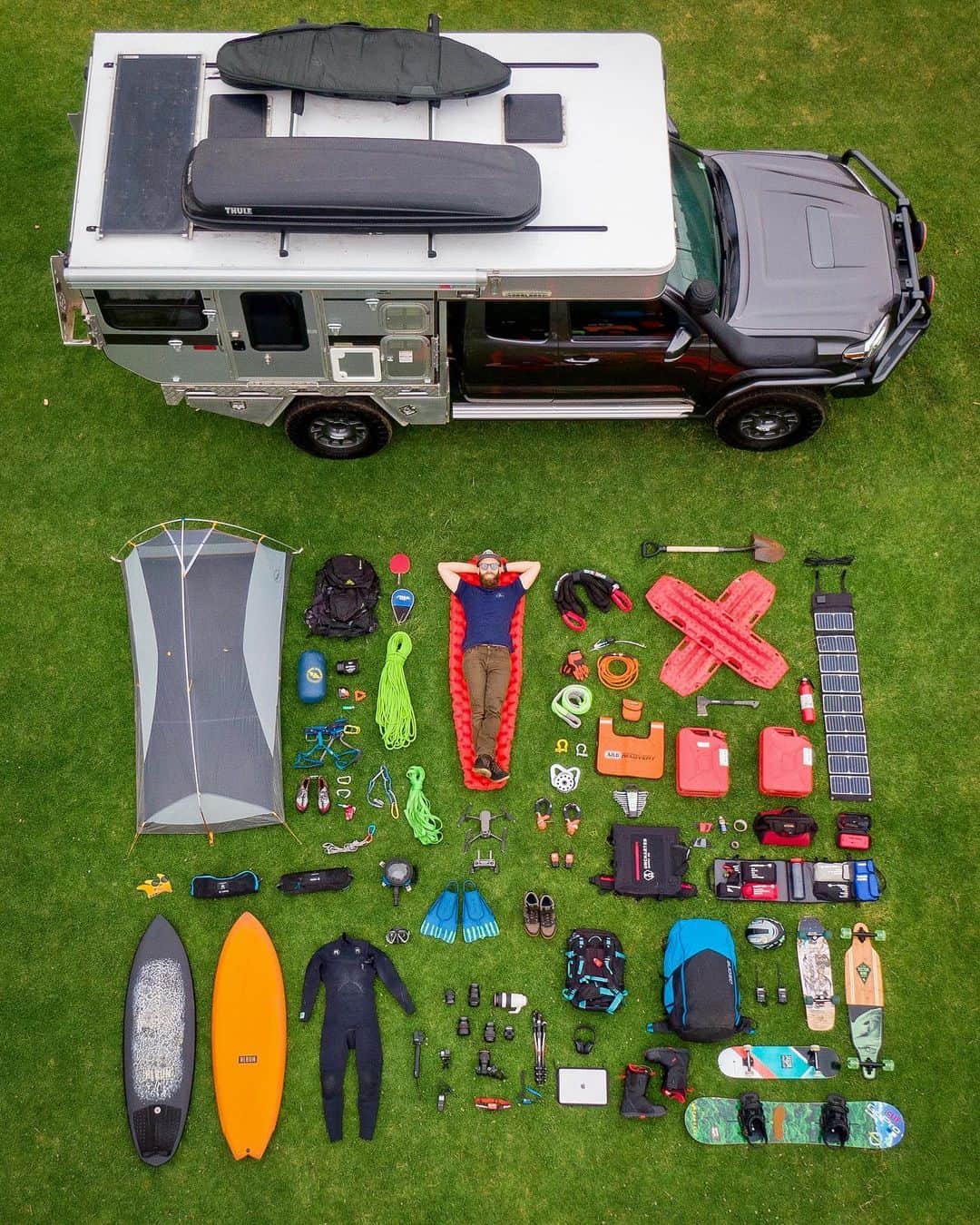 Travis Burkeのインスタグラム：「Gearing up to get back on the road. (Pun intended 🤓) ⠀ My life motto is ‘live passionately, follow your dreams’ & photography has been the catalyst that allows me to get out in nature and do everything that I’m passionate about. ⠀ Before all of this I had several jobs where I was working in grocery stores, restaurants, and warehouses, and one job where the person training me ended up having me drive his car around while him and a friend smoked heroin in the back. I quit my job—I always felt like I could be doing something more. I’m so grateful I discovered photography while going to night school and ended up dedicating my life to it. ⠀ Since the beginning of my career I’ve been extremely selective on companies I choose to work with as I want to believe in both the products and the people behind them. I have definitely made less money than some of my competitors in the industry because I’ve chosen to turn down partnerships with alcohol brands, or any company that doesn’t align with my morals and ethics ...because truthfully, money wasn't the reason I originally set out in my grandmothers van to live on the road with only $81.10 to my name so many years ago haha. ⠀ One of my biggest goals for this platform has always been to inspire other people to follow their dreams, no matter who they are. I don’t want people to wish to be me, I want for you (yes, you!) to strive to be the best YOU possible. With more of us doing what we love and living to our fullest potential, we can create a positive impact and help make this world a better place. Get out there! ⠀ #livepassionatelyfollowyourdreams #gearlayout #knolling #vanlife #trucklife」