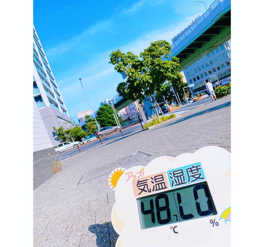 のインスタグラム：「連日の猛暑日☀️ 熱中症に十分注意が必要です⚠️ . 昨日の #アップ メ〜テレ玄関前からお伝えした通り、 夕方4時頃でしたが、 直射日光の当たる日向に置いた温度計は48℃以上に。 日陰に置いた温度計とは、10℃ほどの差がありました。 . 日陰も十分暑いですが、それでも 直射日光を避けるだけで随分と違うことが分かります。 . お子さんたちの帰宅時間も、かなりの暑さが続いています。 . できるだけ日陰を探したり、日傘を使ったり。 こまめな水分補給を心がけることが大切ですね☘ . . 今日も一日がんばりましょう‼️👍 . . #メーテレ #上坂嵩」