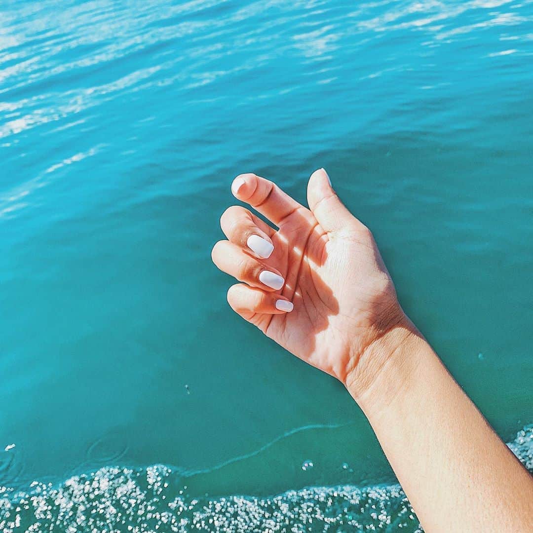 新井ニーニャのインスタグラム：「🤍﻿ ﻿ ﻿ 𝑵𝒆𝒘 𝒏𝒂𝒊𝒍 𝒊𝒔 𝑾𝒉𝒊𝒕𝒆❤︎﻿ ﻿ ﻿ 短めのワンカラーで﻿ 爪先はスクエア♡﻿ ﻿ 真っ白かわいくてお気に入り❤️」