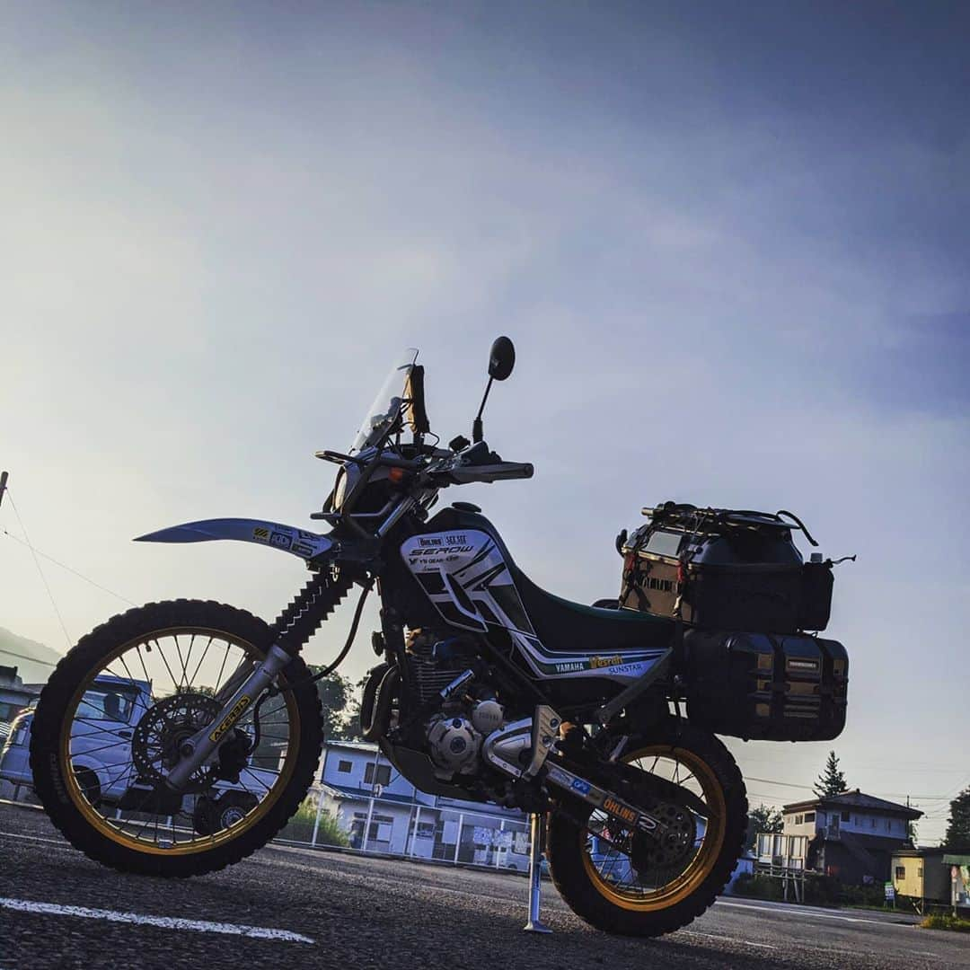 山下晃和さんのインスタグラム写真 - (山下晃和Instagram)「【MOTO】モーターサイクル用のインカムはcardo（カルド）のPACKTALK BOLDを愛用しています。  ツーリングで高速道路などで移動する時は音楽を聴きながらだとあっという間に感じるのは不思議です  もちろん仕事の電話も受けられたり、友達同士でも会話でき、網目状にBluetoothを飛ばすのでライダー同士の通信が途切れません。他ブランドのモノはチェーン状。  こちらは網目状👈ココ重要です。 その違いは大勢で走ると分かります。すなわち、機能性の面では他のブランドが追随できない技術なのです。  昨年からはJBLになり、もっと音質も上がっているようです。今のものでも十分グッドサウンドなのですが。カルドコネクトというアプリで自分の使いやすいようにカスタムできるのも良い！自由自在。  カルドは単体で日本のラジオ受信も可能になっています。スマホの電池が無くなったらそのまま聴けるのも最高です。  またデザインが圧倒的に美しいのでヘルメットにもコーディネートできます。  重低音のヒップホップを聴きながら、首都高を走ると流れる夜景も、まるでプロモーションムービーを見ているかのようです🎞🎥  #インカム #バイク用インカム #cardo @cardosystems @cardojapan #moto #motorcycle #offroad #touring #Japan #serow #セロー #tanax @tanaxofficial  #タナックス #キャンプテーブルシートバッグ #キャンプ #パックラフト #ツーリング #ツーリングセロー #カルド #アライヘルメット #ツアークロス3 @vesrah.jp #ベスラ #ヘッドセット @jetpilotjapan」8月18日 9時37分 - travel_akikazoo