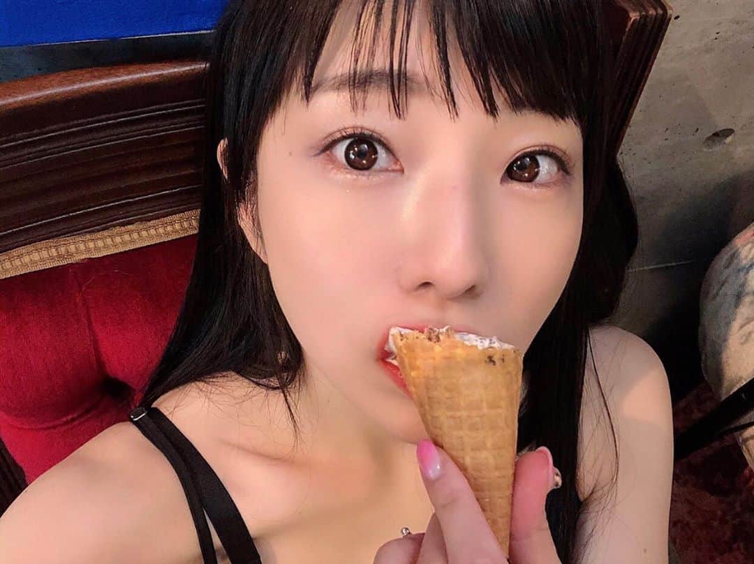 相沢梨紗さんのインスタグラム写真 - (相沢梨紗Instagram)「寝る前も起きた時もお腹空いてるから朝ごはん食べたいんだけど、暑くてこうなってしまう。。 . 食べないよりはげんきでる❣️今日もがんばろ〜〜〜٩(๑❛ᴗ❛๑)۶ . . . #gm #goodmorning #icecream #summer #japan #tokyo #japanese #asiangirls #🍦」8月18日 9時37分 - risacheeese