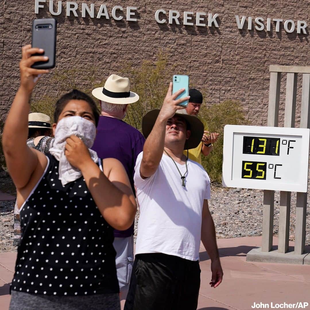 ABC Newsさんのインスタグラム写真 - (ABC NewsInstagram)「RECORD-SHATTERING HEAT? People take selfies at the Furnace Creek Visitor Center in California's Death Valley National Park.  The thermometer in this photo is unofficial but popular with tourists. Death Valley recorded a scorching 130 degrees over the weekend. Meteorologists are working to verify the temperature, which would be the hottest the planet has seen since 1913 and the third-warmest ever measured.」8月18日 9時40分 - abcnews