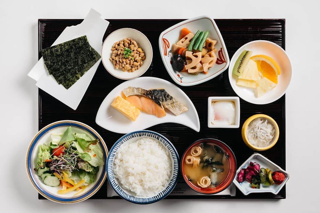 新横浜プリンスホテルのインスタグラム：「おはようございます☀️ 1日のはじまりは朝食から♪素敵な1日をお過ごしください。 今新横浜プリンスホテルでは、和食と洋食から朝食をお選びいただけます。  #新横浜プリンスホテル#プリンスホテル#新横浜#ホテル#朝食 #和定食 #朝ごはん#shinyokohamaprincehotel#princehotel#shinyokohama#hotel#restaurant#kochel #shinkansen #breakfast #visitjapan」