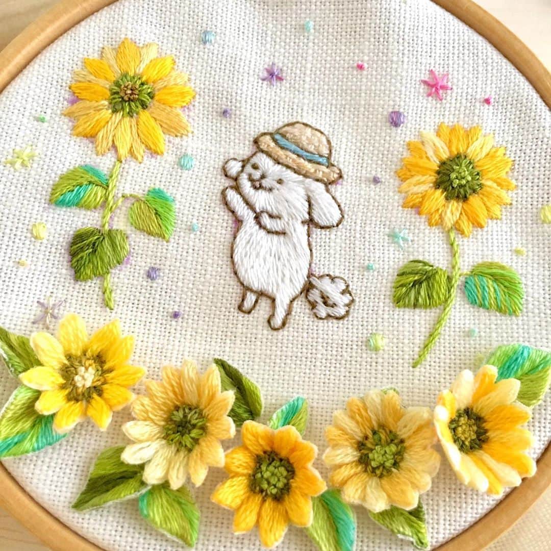 のインスタグラム：「【アートdeダス犬♪ハンドクラフト企画】 @moha._.moha さんとタイアップ！ ダス犬と夏の風物詩のひまわりを とってもかわいく刺繍で作ってもらったよ♪ アップで見ると立体的に圧倒されるね...！  #気持ちはひまわり畑の中 #ダス犬のおうちじかん  刺繍監修　@moha._.moha」