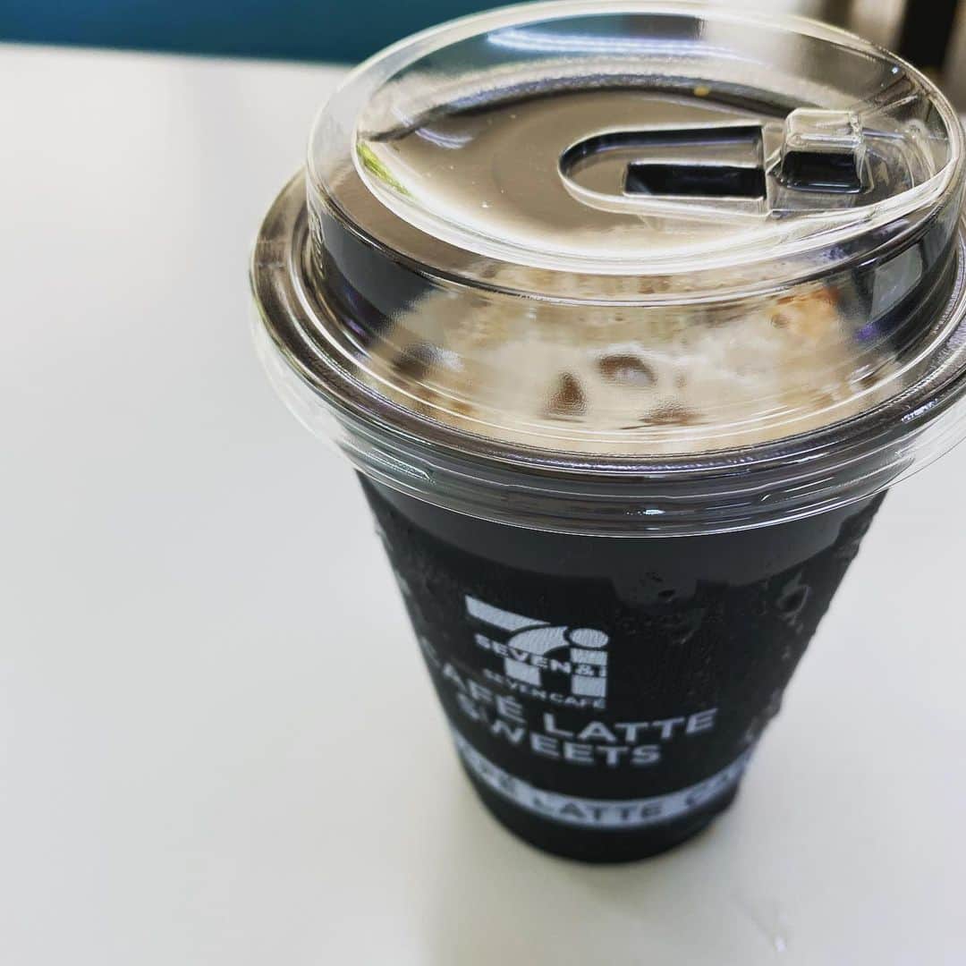こまけいこのインスタグラム：「朝の一杯。 セブンのカフェラテスウィーツ。 甘〜い。  昨日は夕方から細切れに寝続けて眠気がすごかった。 先月の定期検診から体調もいまいちでこの暑さだしなんらかのダメージあるんだろう。  2週に1回通院もしてるし常に健康体ではないので気をつけなきゃいけないが、目に見えてるものじゃないと自分も周りも気にしなくなってて気づいた時にあれ？となってる。 長い付き合いなのでうまく調整しなきゃいけないが、むずかしい。」