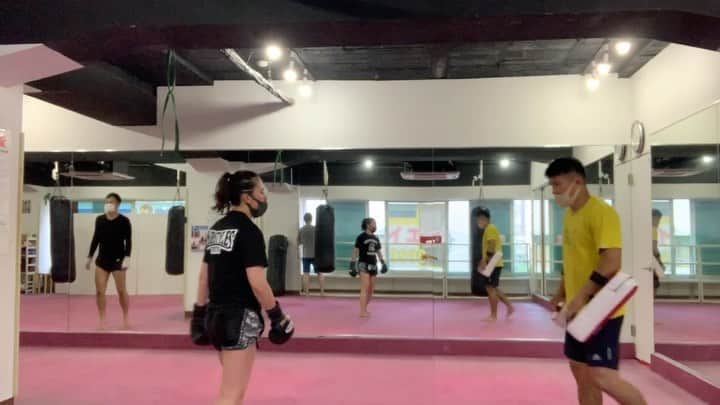 のインスタグラム：「#まみキック﻿ 久しぶりにミット打ちの動画🔥🥊﻿ マスクしながらの練習もだいぶ慣れてきました！﻿ ちなみに不織布タイプのマスクは口元に張り付いちゃって息できない🙄笑﻿ ﻿ 昨日はスパー相手おらず、、﻿ 今日も練習頑張ります😎﻿ ﻿ 早く身体、元に戻したい！﻿ 目標決めた方が練習も減量も頑張れるから次の試合出ようかなぁぁー、、、🤔🤔﻿ #キックボクシング #ミット打ち #kickboxing」