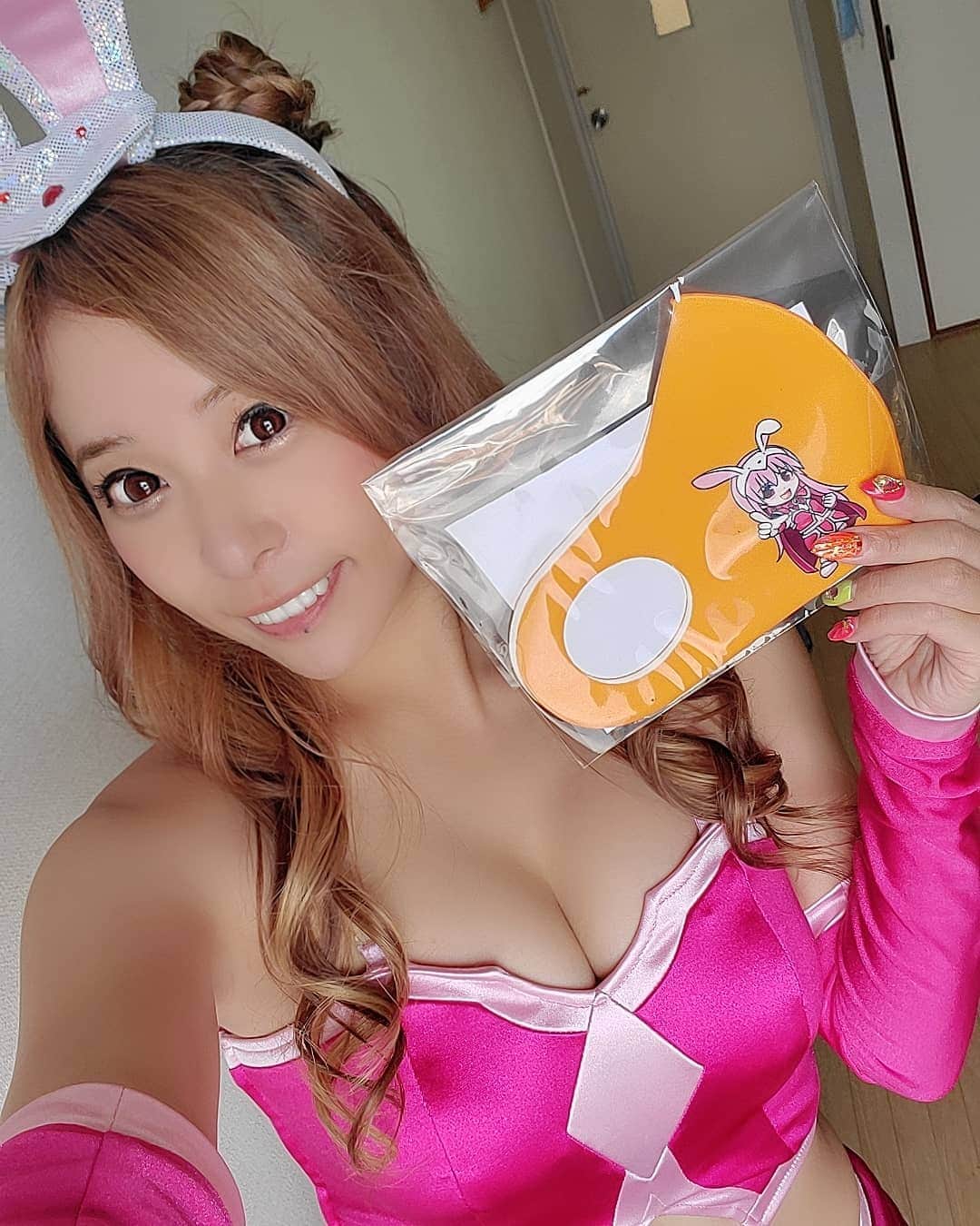 のインスタグラム：「個人的にショッキングピンクの衣装だいすきやし似合うって言ってもらえる率が高くて嬉しい！！🐰  #ようようさん #エンタメ #アイドル #キャンギャル #イベントコンパニオン #レースクイーン #撮影会モデル #フォロワー募集中 #撮影会 #関西モデル  #Japanesegirl #followme #model #cosplay #racequeen #kawaii #instagood  #instalove #いいね返し #カメラ好きな人と繋がりたい #被写体 #イメージキャラクター #ギャル好き #お姉さん大好き #ぱりぴ #セクシーポーズ #谷間フェチ #性感美女 #バニーちゃん #bunnygirl」