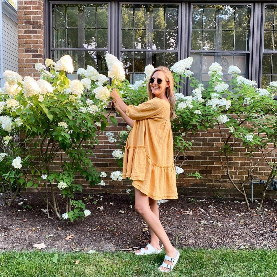 Anna Jane Wisniewskiさんのインスタグラム写真 - (Anna Jane WisniewskiInstagram)「Plucked a few stems from our limelight hydrangea trees. She didn’t mind 🌱  http://liketk.it/2UGKh #liketkit @liketoknow.it #LTKunder100 #29weeks #mumu」8月18日 9時48分 - seeannajane