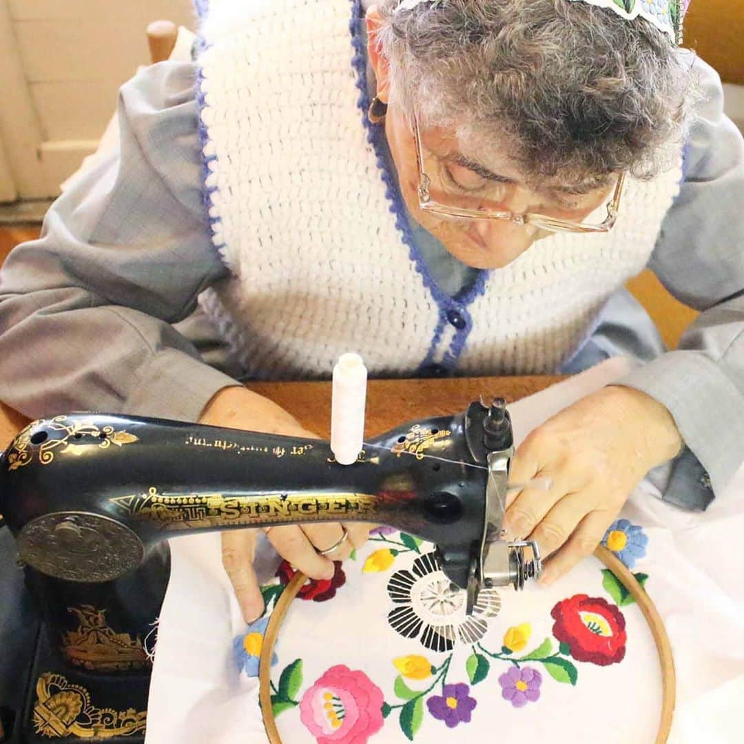 手紙社さんのインスタグラム写真 - (手紙社Instagram)「【締切間近！　GOOD MEETING：家族の愛がたっぷり詰まったハンガリーの刺繍】﻿ 素朴で力強いハンガリーの刺繍は「農民の刺繍」と言われています。おばあちゃんやお母さんが、家族の衣装や家の中を彩るために、農作業の合間や冬に少しずつ刺して仕上げます。村によって特徴的なモチーフがあり、それは家紋のように村人の間で受け継がれてきました。カロチャ、マチョー、ベレグ、ブジャーク、パローツ、シオーアガールド、デブレツェンなど、ハンガリーの様々な刺繍を見ながら、その刺繍に込められた愛を感じてください。﻿ ﻿ ＜CHARKHA「東欧を旅する雑貨店」開催概要＞﻿ 日時：8月19日（水）19:00〜19:50﻿ 参加費：一般 ¥1,500（税込）/ 部員 ¥1,400（税込） ﻿ 申込み：受付中／8月19日（水）12:00﻿ ﻿ ▶︎詳しくは「@tegamisha」プロフィールのハイライト「GOOD MEETING」より公式サイトへ！　 CALENDERより「8/19（水）19:00〜『東欧を旅する雑貨店』」をチェック！﻿ ﻿ ◎GOOD MEETINGってどんな場所？﻿ 手紙社が敬愛する作り手やお店のオーナー、書き手やパフォーマー、あらゆるジャンルの気になる方々をナビゲーターにお迎えして、Zoom上で講座やワークショップ、部活動的な集い、暮らしにまつわる情報交換を行う場です。﻿ ﻿ #手紙社#手紙舎#tegamisha#GOODMEETING#グッドミーティング#zoom#zoomレッスン#zoom講座#オンライン講座#オンラインイベント#オンライン#オンライン配信#オンライン開催#オンラインレッスン#リモート#CHARKHA#チャルカ#ハンガリー#刺繍﻿」8月18日 10時00分 - tegamisha