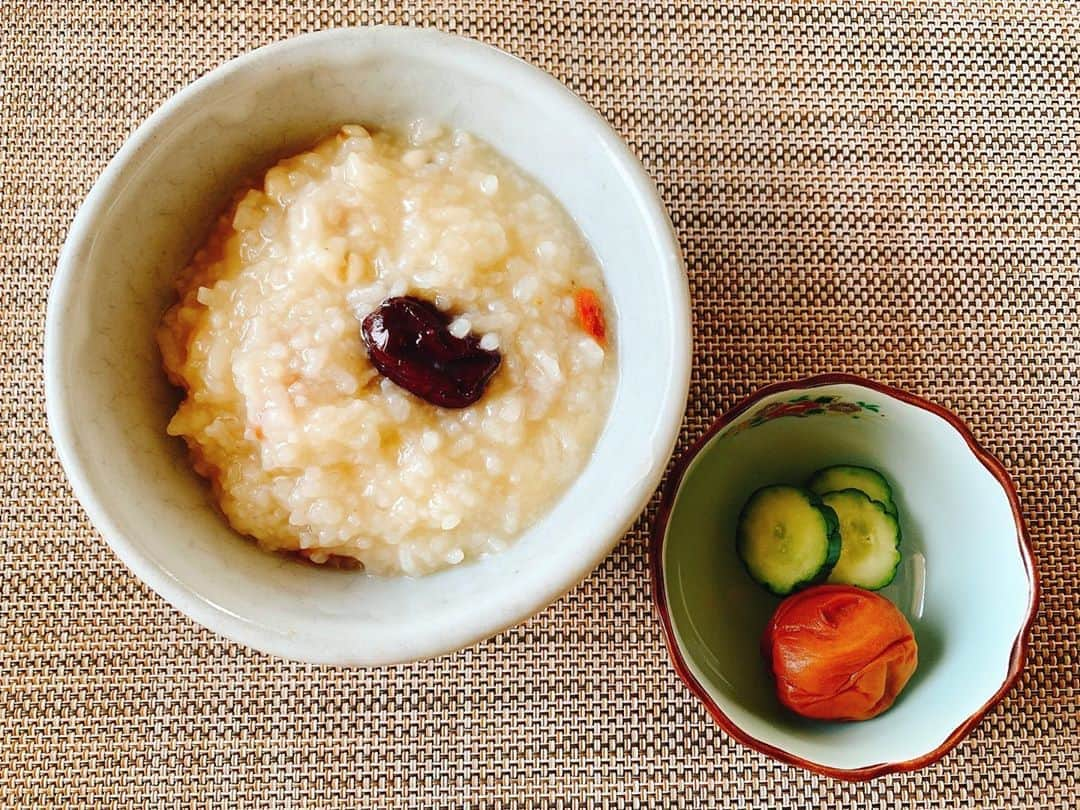 出雲阿国さんのインスタグラム写真 - (出雲阿国Instagram)「今日のこれ食べて頑張ろう ご飯は、  「ネガティブな私を応援お粥」  昨日の夜から突然 不安感に襲われて 考えなくても良いような事を だらだらもやもやと 考えてしまっていたので (そんな日もありますw)  今朝は 血を養って、 私のメンタルを強くするお粥にしました❤️  ・蓮子(ハスの実) ・大棗(なつめ) ・枸杞 ・はと麦 をいれて くたくた煮詰めて 中華スープの素で味付け。  性格は 生活習慣と環境と食べるものを変えたら 絶対変えられる。  どこから着手しても 必ず私は変われるはず。  一度ついた癖は 新しい癖がつくまで なかなか治りにくいけど  それでも毎日少しずつ 良い方向に向かえるように 良い刺激を自分へ。  何か不調があることは どこかがおかしいっていう サインだから そのまま悩みに身を甘んじるよりも  足りなければ補う。 過剰ならば減らす。  バランスを取れば良いだけです！  なので 今日はメンタルに届け！の お粥さん❤️  そして 今日のあちゃかつは ハッカ茶と陳皮の 「ストレス発散TEA」  ちょっとだけ ストレスを感じているのが 分かったので もやもやをスーッと流したろっとスッキリ❤️  絵は地味だけどw 私の今日のhappyのための 整え朝ごはんでした❤️  ニカッ！  #今日のこれ食べて頑張ろうご飯 #あちゃかつ #朝茶活 #ネガティブな私を応援お粥 #ストレス発散TEA #なんちゃって薬膳 #開運ずもご飯 #薬膳 #養生 #朝粥  #蓮肉 #蓮子 #大棗 #枸杞  #はと麦 #ハッカ茶 #陳皮   これでは足りないと思って 桃も食べたのは 内緒です。w 巡れ！エネルギー❤️  さー❤️今日も頑張ろ！」8月18日 9時53分 - izumonookuni