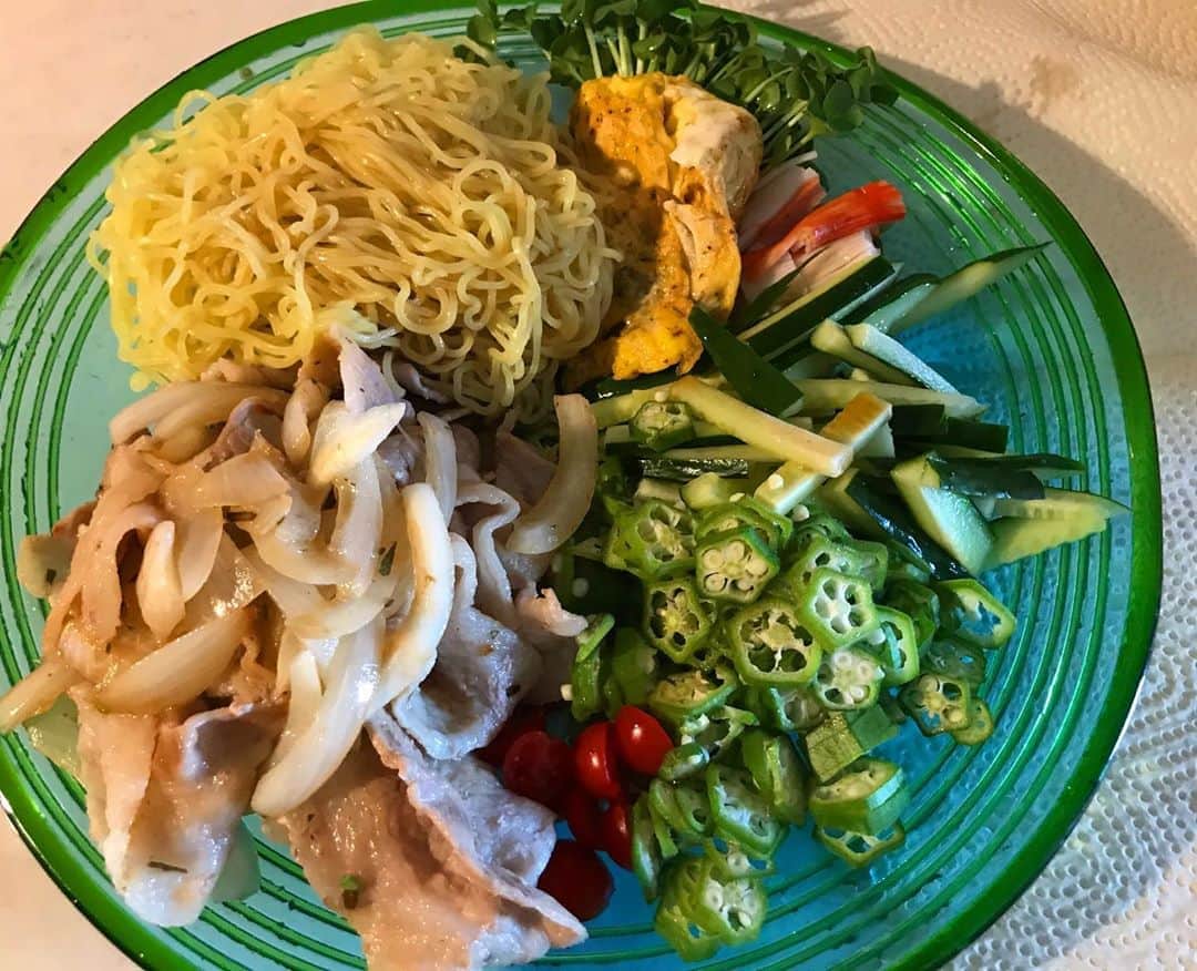 MOOMINのインスタグラム：「朝からガッツリモリモリ！ また冷やし中華作ってしまった だって美味しいからよ  本日もよろしくお願いします。  エキゾチック！  #月桃ライフ #絶好調」
