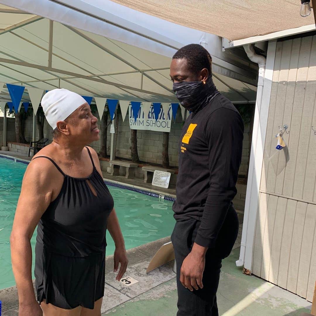 ドウェイン・ウェイドさんのインスタグラム写真 - (ドウェイン・ウェイドInstagram)「For as long as I can remember my mother has said she’s gonna learn how to swim one day. Well today was that day. At 65 years old and after 51 years of not going into pool water. My mother conquered her fear of swimming today. Watching her overcome this fear was so damn Inspiring. Iam a proud son🖤 @jolindaw」8月18日 10時08分 - dwyanewade