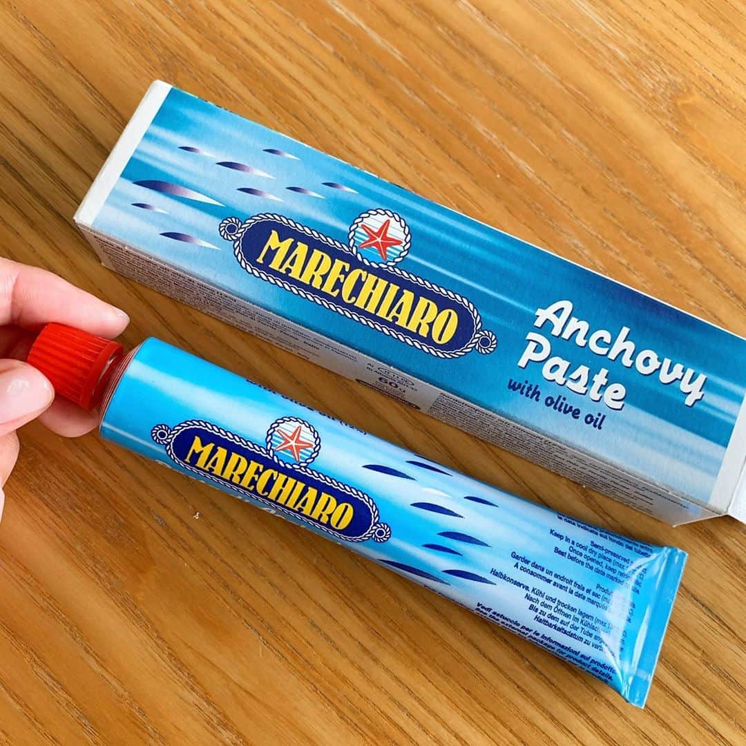のインスタグラム：「ずっと探してたアンチョビ ペースト😋 ・ いつも、瓶やら缶詰やらを使い切るのをどうしたものかと思っていたけど、これなら刻む必要もないし、好きな分だけお手軽に使える〜🙏 ・ #アンチョビ  #アンチョビペースト #発酵調味料 #発酵食品  #発酵食のある暮らし #発酵スタイル #発酵style #マレッキアーロ」