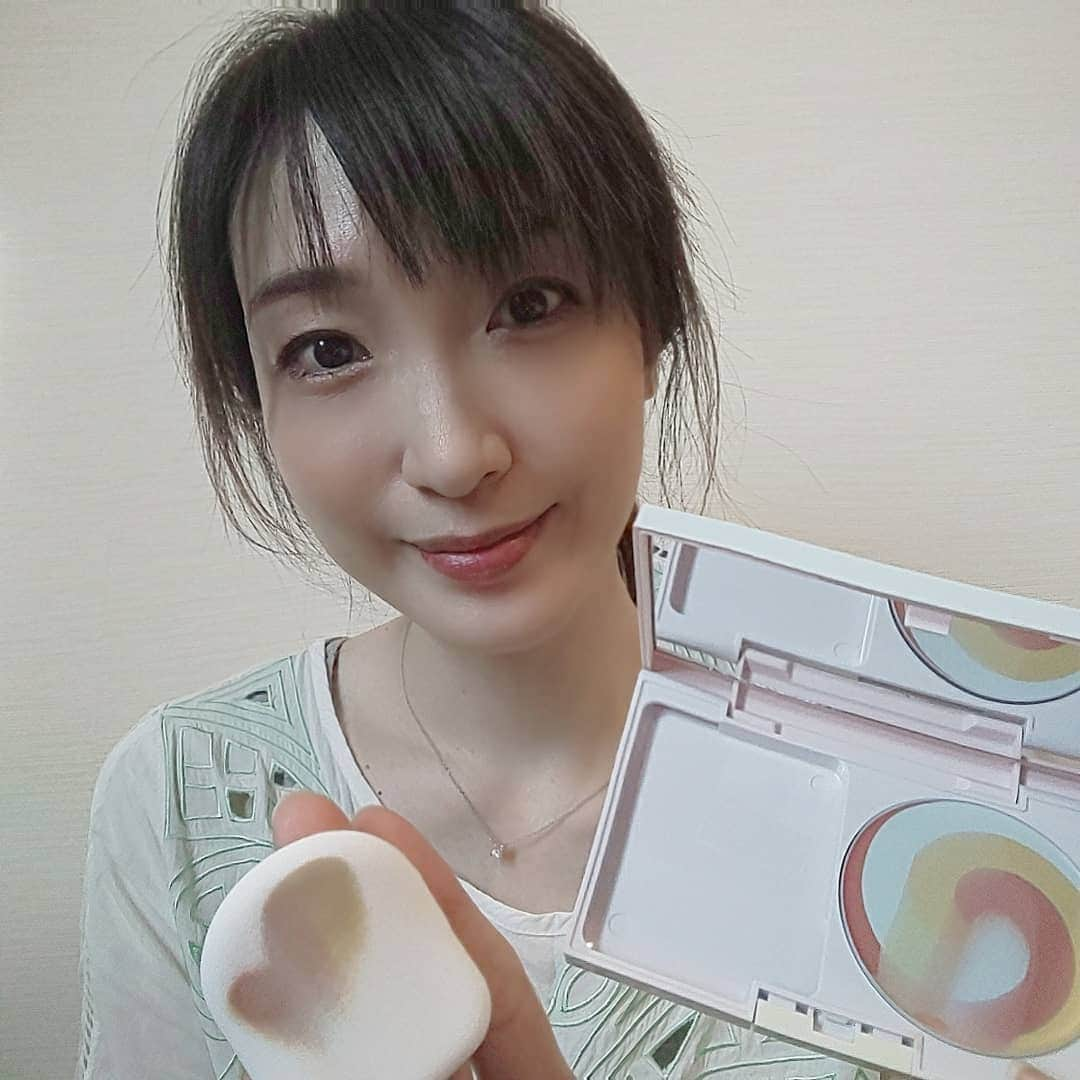 藤原宏美（ひろみん）さんのインスタグラム写真 - (藤原宏美（ひろみん）Instagram)「POLAさんのエステって、 最後メイクまで仕上げて下さるのですが その時に「何これー！？」と びっくりしたのが、こちら♥️  ✨【ディエム クルール カラーブレンドグローファンデーション】✨  カラフル渦巻き。 今まで見たことないファンデ！！  「どうやって使うのですか？」 とスタッフさんに聞きました🤣  全てのカラーをお肌にのせて、混ぜて使います✨  塗った直後は、虹みたいになるの🌈  そして馴染ませると虹カラーが混じって 自然な透明感やツヤ感が出る！！  絵の具を混ぜているみたいな感覚で 楽しい～🎵  まるで光を放っているかのよう。 素肌がキレイに見えますよ～😍  あくまで個人の感想です😊  @pola_official_jp #PR #POLA #ディエムクルール #カラーブレンドグローファンデーション #ファンデーション #ポーラ #藤原宏美 #美容 #美 #beauty #虹カラー #colorful #kawaii #お花のある暮らし #生花が好き」8月18日 10時05分 - hiromint7