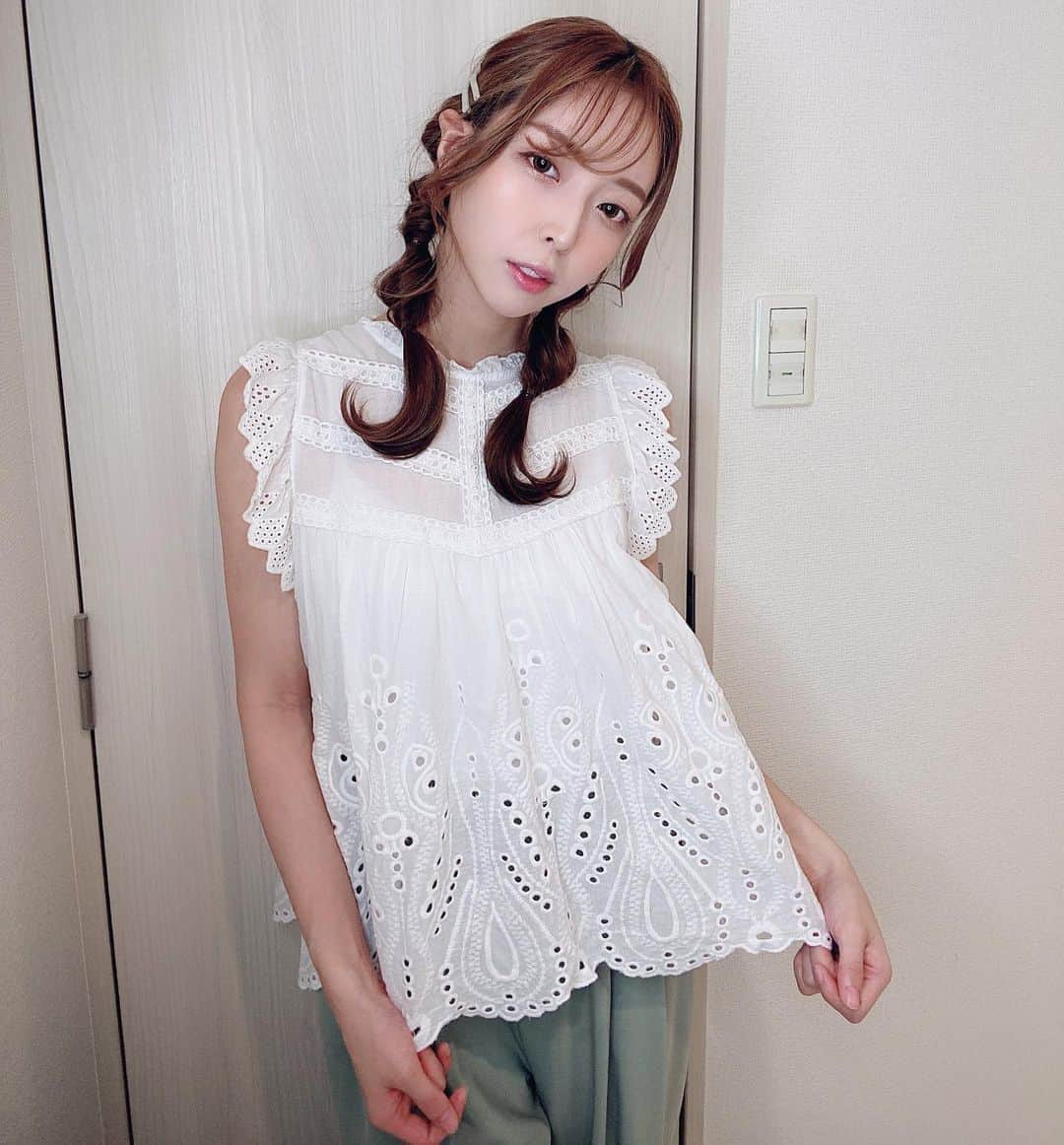 みゅうみゅうのインスタグラム：「. . . . おはようございます☀ . 久しぶりにヘアアレンジしてみたよお🌸 . 三つ編み風くるりんぱちゃん。 . 簡単だし、髪崩れにくいし、最高のヘアアレンジちゃんよ。 . . #ヘアアレンジ #hairarrange  #くるりんぱアレンジ  #くるりんぱ #幼なく見える #dholic」