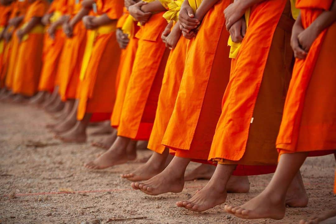 Michael Yamashitaさんのインスタグラム写真 - (Michael YamashitaInstagram)「At a Buddhist prayer retreat in Thailand, the monks practice prayer and meditation while walking, standing, kneeling and sitting.  #isaan #nongkhai #monks #buddhism #mekongriver #thailand」8月18日 10時05分 - yamashitaphoto