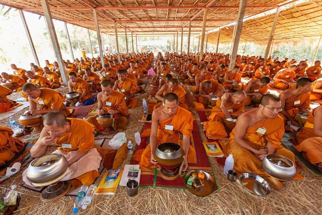 Michael Yamashitaさんのインスタグラム写真 - (Michael YamashitaInstagram)「At a Buddhist prayer retreat in Thailand, the monks practice prayer and meditation while walking, standing, kneeling and sitting.  #isaan #nongkhai #monks #buddhism #mekongriver #thailand」8月18日 10時05分 - yamashitaphoto