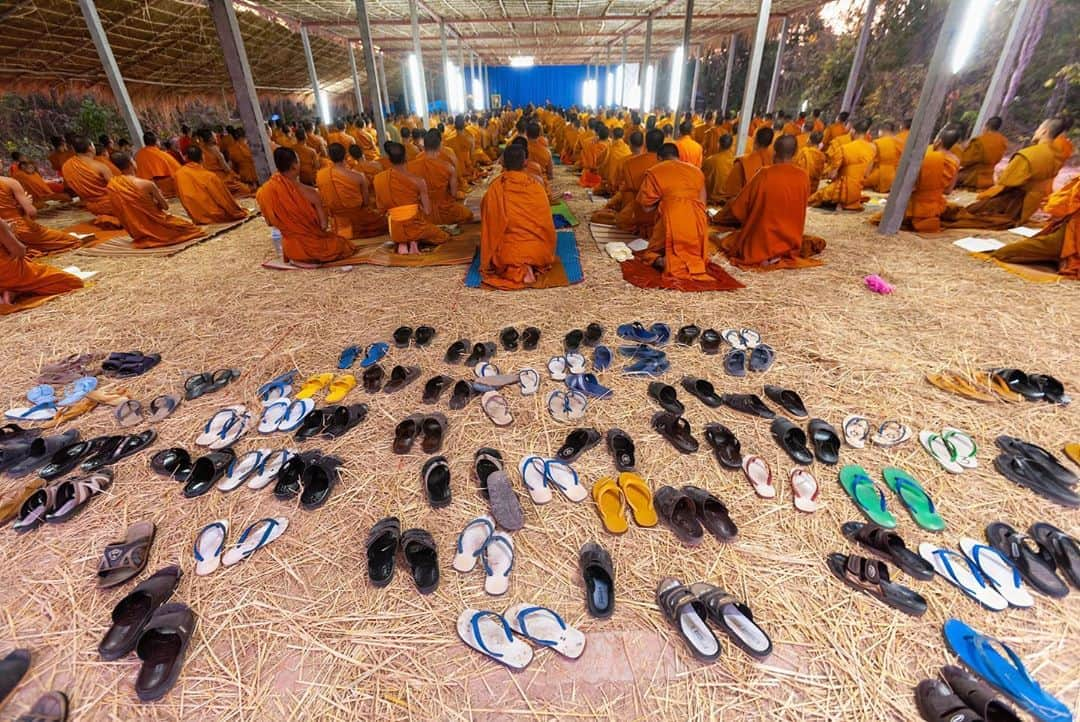 Michael Yamashitaさんのインスタグラム写真 - (Michael YamashitaInstagram)「At a Buddhist prayer retreat in Thailand, the monks practice prayer and meditation while walking, standing, kneeling and sitting.  #isaan #nongkhai #monks #buddhism #mekongriver #thailand」8月18日 10時05分 - yamashitaphoto