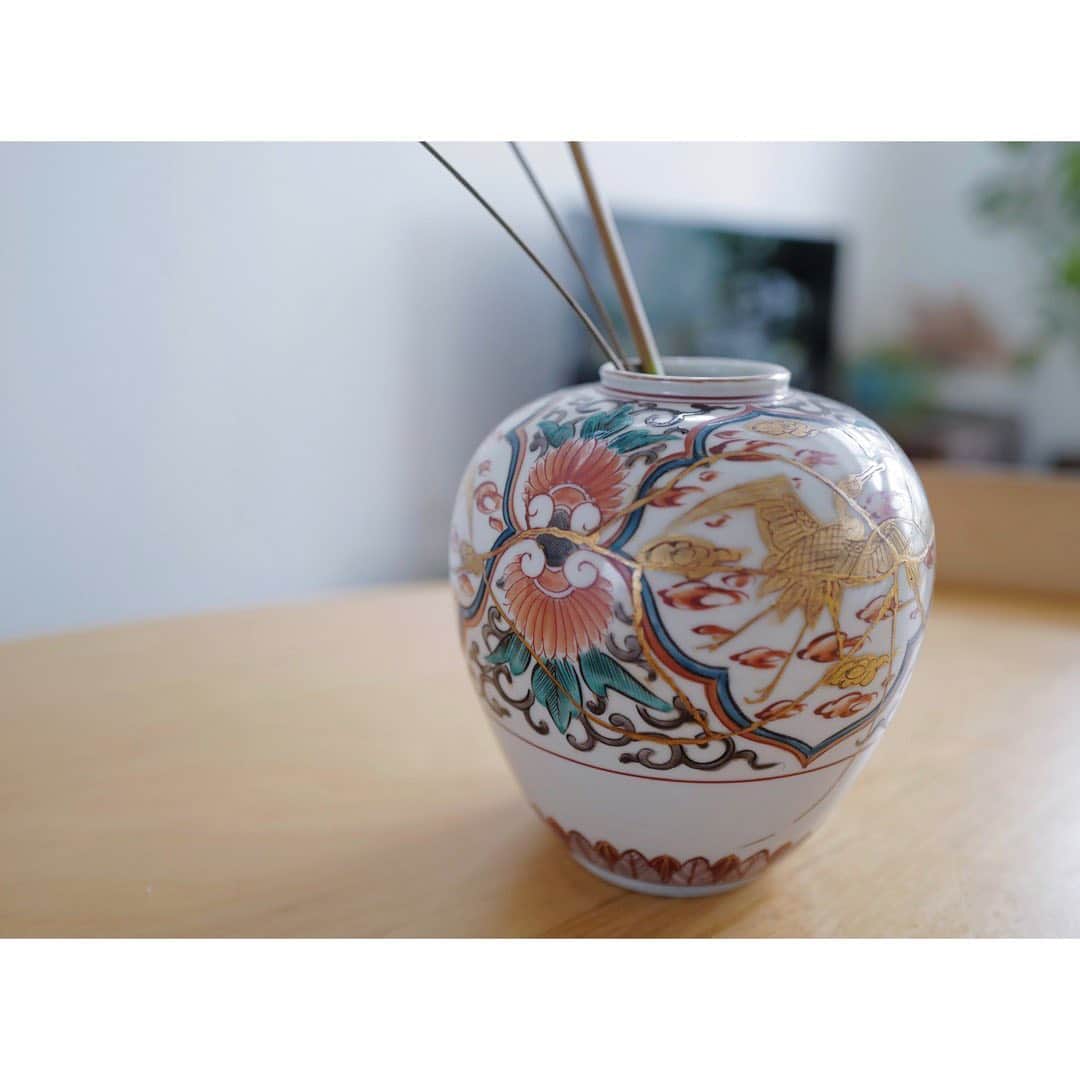 土井地恵理子さんのインスタグラム写真 - (土井地恵理子Instagram)「・ 先日、骨董品屋で 九谷焼のvaseを。 ・ 一度割れてしまったようで 丁寧に金継ぎされていて。 それもまた素敵で。 嬉しい❤︎ ・ ・ 味のあるvaseを集めたいこの頃。 ・ ・ #vase #花瓶 #花のある暮らし #myhome #インテリア #interior #lifestyle #ライフスタイル #d_home」8月18日 10時05分 - ericodoiji