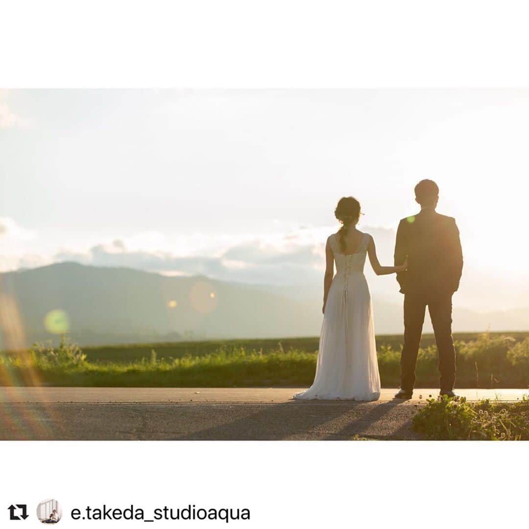 のインスタグラム：「#Repost @e.takeda_studioaqua with @make_repost ・・・ ＊  夏 北海道ロケーション . . 今回のロケで個人的にいちばん好きだったシチュエーション 夕陽がとても綺麗でした。 . . \\ 北海道ロケーションは魅力がたくさんです＊ //  8月、9月まだ間に合います！ 撮影ご検討中の方は ぜひ一度お気軽にお問い合わせください＾＾🌟  ＊ photographer @e.takeda_studioaqua  . .  @decollte_weddingphoto @d_weddingphoto_jp @studiosola_hokkaido  #スタジオソラ #スタジオソラ北海道﻿ #撮る結婚式 #ウェディング #ウェディングフォト #フォトウェディング #フォトスタジオ #前撮り #後撮り #北海道 #富良野 #美瑛 #北海道前撮り #ラベンダー  #牧草ロール #羊 #prewedding #preweddingphoto #hokkaido #furano」