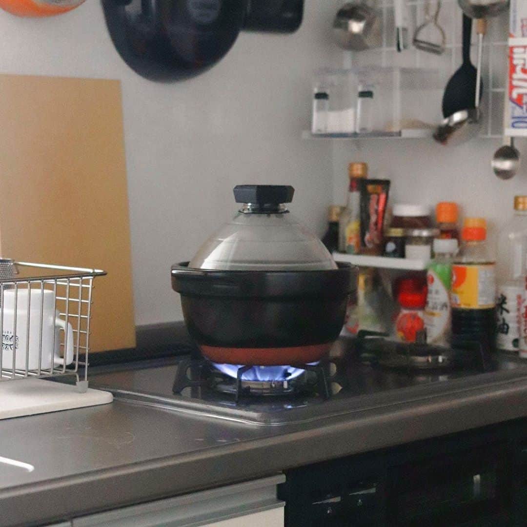 北欧、暮らしの道具店さんのインスタグラム写真 - (北欧、暮らしの道具店Instagram)「【スタッフの愛用品】毎日のごはんがちょっぴり贅沢に。簡単においしいご飯が炊ける土鍋 . - - - - - - - - - - - - ■ 編集スタッフ野村： . 「とっても簡単に美味しいご飯が炊けると 社内でも評判の、HARIOの 炊飯用土鍋を迎えてみました。  実際にこの土鍋で炊飯してみると、 4ステップで本当においしいごはんが炊けて感動。 . ❶お米を研いで、30分ほど浸水させる。（冬場は1時間ほど） ❷中火〜強火で10分ほど加熱。 ❸鍋から「ピュ〜」とホイッスルが鳴るか、ガラス蓋にボコボコと泡が上がるのを確認したら、そこから1分ほど加熱を続けて、火を止める。 ❹あとは15分蒸らせば、完成。 . この4ステップで炊飯するだけで、 毎回、香りがよくて、 ふっくらもちもちに炊けたご飯ができます。  炊きたてのご飯は、ずっと使っていた 炊飯器で炊いたものと比べると、 特に甘みが段違いに感じられました。  そして何より嬉しかったのが、 その旨味は冷えても冷凍しても変わらないこと。 まとめて炊いて、お弁当用と冷凍用に分けていますが、 美味しさはそのままなので、 保温機能を使わない今の生活に フィットした土鍋だなぁと感じています。  1日の終わりにおいしいごはんがあると、 疲れた日でも、気分が整う気がします。 おいしいごはんには、 人を元気にしてくれる魔法があると思うので、 毎日のごはんをちょっぴり 贅沢な味に仕上げてくれるこの土鍋、 とってもおすすめです」 . - - - - - - - - - - - - HARIO/ハリオ/炊飯用土鍋(３合用) . ▶︎ プロフィールのリンクからも、お値段・サイズなど詳しい情報をご覧いただけますよ。→@hokuoh_kurashi . #kitchen#kitchendesign#kitchenware#food#foodstagram#rice#ricecooker#nabe#HARIO#土鍋#ごはん#ハリオ#炊飯#かんたんごはん#ディナー#蒸し器#新米#今日のごはん#シンプル#シンプルライフ#シンプルデザイン#暮らしを楽しむ#日々の暮らし#北欧#暮らし#北欧暮らしの道具店」8月18日 10時14分 - hokuoh_kurashi