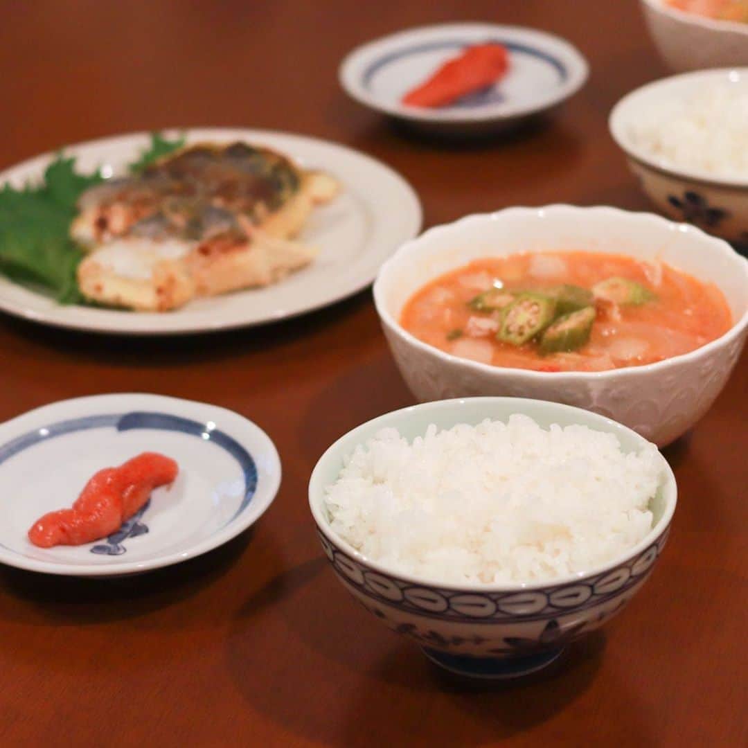 北欧、暮らしの道具店さんのインスタグラム写真 - (北欧、暮らしの道具店Instagram)「【スタッフの愛用品】毎日のごはんがちょっぴり贅沢に。簡単においしいご飯が炊ける土鍋 . - - - - - - - - - - - - ■ 編集スタッフ野村： . 「とっても簡単に美味しいご飯が炊けると 社内でも評判の、HARIOの 炊飯用土鍋を迎えてみました。  実際にこの土鍋で炊飯してみると、 4ステップで本当においしいごはんが炊けて感動。 . ❶お米を研いで、30分ほど浸水させる。（冬場は1時間ほど） ❷中火〜強火で10分ほど加熱。 ❸鍋から「ピュ〜」とホイッスルが鳴るか、ガラス蓋にボコボコと泡が上がるのを確認したら、そこから1分ほど加熱を続けて、火を止める。 ❹あとは15分蒸らせば、完成。 . この4ステップで炊飯するだけで、 毎回、香りがよくて、 ふっくらもちもちに炊けたご飯ができます。  炊きたてのご飯は、ずっと使っていた 炊飯器で炊いたものと比べると、 特に甘みが段違いに感じられました。  そして何より嬉しかったのが、 その旨味は冷えても冷凍しても変わらないこと。 まとめて炊いて、お弁当用と冷凍用に分けていますが、 美味しさはそのままなので、 保温機能を使わない今の生活に フィットした土鍋だなぁと感じています。  1日の終わりにおいしいごはんがあると、 疲れた日でも、気分が整う気がします。 おいしいごはんには、 人を元気にしてくれる魔法があると思うので、 毎日のごはんをちょっぴり 贅沢な味に仕上げてくれるこの土鍋、 とってもおすすめです」 . - - - - - - - - - - - - HARIO/ハリオ/炊飯用土鍋(３合用) . ▶︎ プロフィールのリンクからも、お値段・サイズなど詳しい情報をご覧いただけますよ。→@hokuoh_kurashi . #kitchen#kitchendesign#kitchenware#food#foodstagram#rice#ricecooker#nabe#HARIO#土鍋#ごはん#ハリオ#炊飯#かんたんごはん#ディナー#蒸し器#新米#今日のごはん#シンプル#シンプルライフ#シンプルデザイン#暮らしを楽しむ#日々の暮らし#北欧#暮らし#北欧暮らしの道具店」8月18日 10時14分 - hokuoh_kurashi