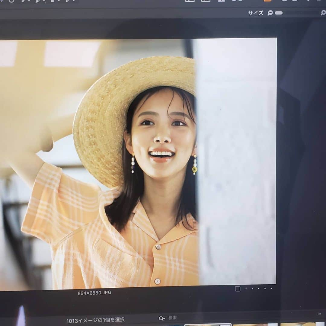 夏菜さんのインスタグラム写真 - (夏菜Instagram)「「マドリーム」というweb雑誌が今日upされました🧡表紙、巻頭やってます。 こちらはオフショット。 みてね! さいごの一枚は、スタッフさんがなにかを落としてびっくりした瞬間。笑 @madream_webmagazine」8月18日 10時20分 - natsuna_official