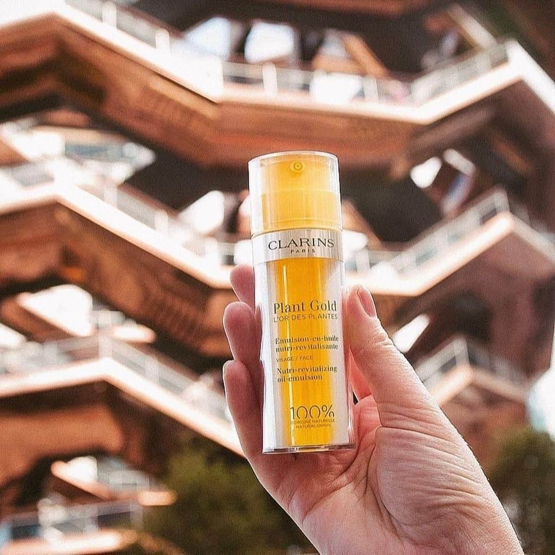 Clarins Canadaさんのインスタグラム写真 - (Clarins CanadaInstagram)「A concentrate of plants and softness to nourish and revitalize your skin for that perfect summer glow.😏⁣ __________⁣ Un concentré de plantes et de douceur pour nourrir et revitaliser votre peau afin de sublimer votre teint.😏⁣ .⁣ .⁣ .⁣ 📸 : @kateromanoff⁣ #Clarins #ItsAllAboutYou #PlantGold」8月18日 10時30分 - clarinscanada