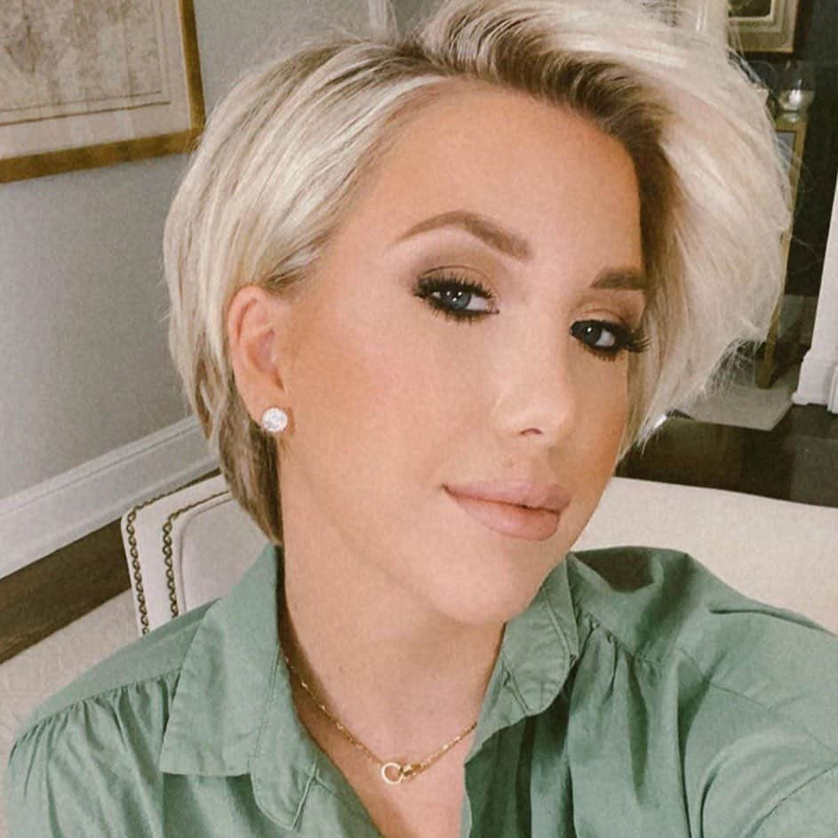 E! Onlineさんのインスタグラム写真 - (E! OnlineInstagram)「#ChrisleyKnowsBest star Savannah Chrisley has revealed she's undergoing a 3rd surgery for Endometriosis. Her "vulnerable" message about her ongoing pain is at the link in our bio. (📷: Instagram)」8月18日 10時31分 - enews