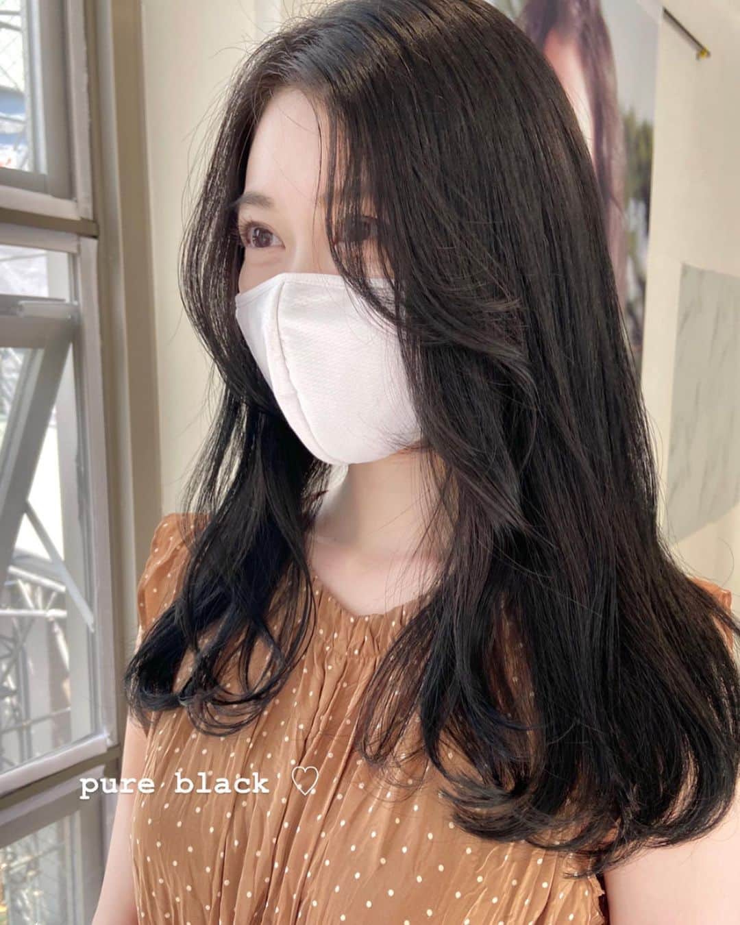 佃加菜のインスタグラム：「透明感のあるスモーキーなblack♡ 地毛風な透明感を💎 顔まわりにはふわっと柔らかくポイントでカット♡ . トーンダウンしてとっても素敵でした♡✨」