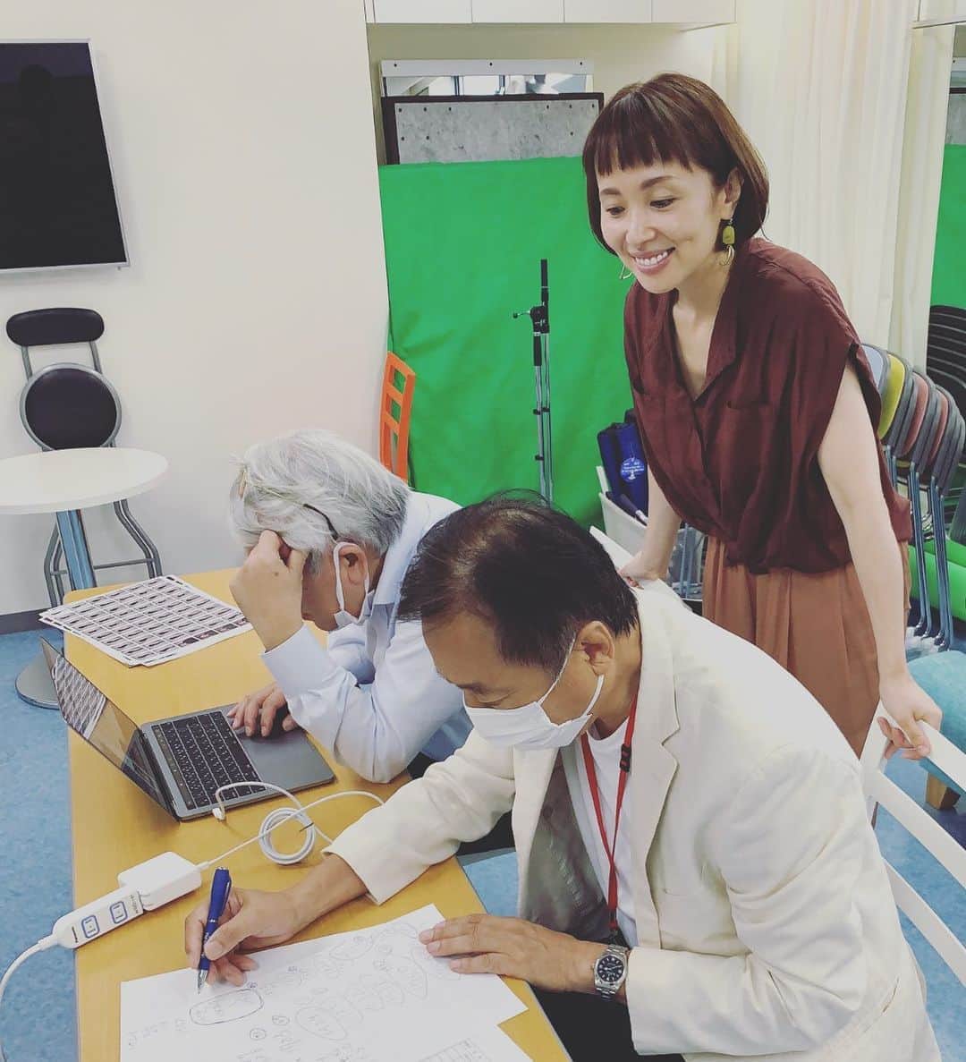 楊原京子さんのインスタグラム写真 - (楊原京子Instagram)「事務所で写真チェック🙉」8月18日 21時39分 - kyoko.yanagihara
