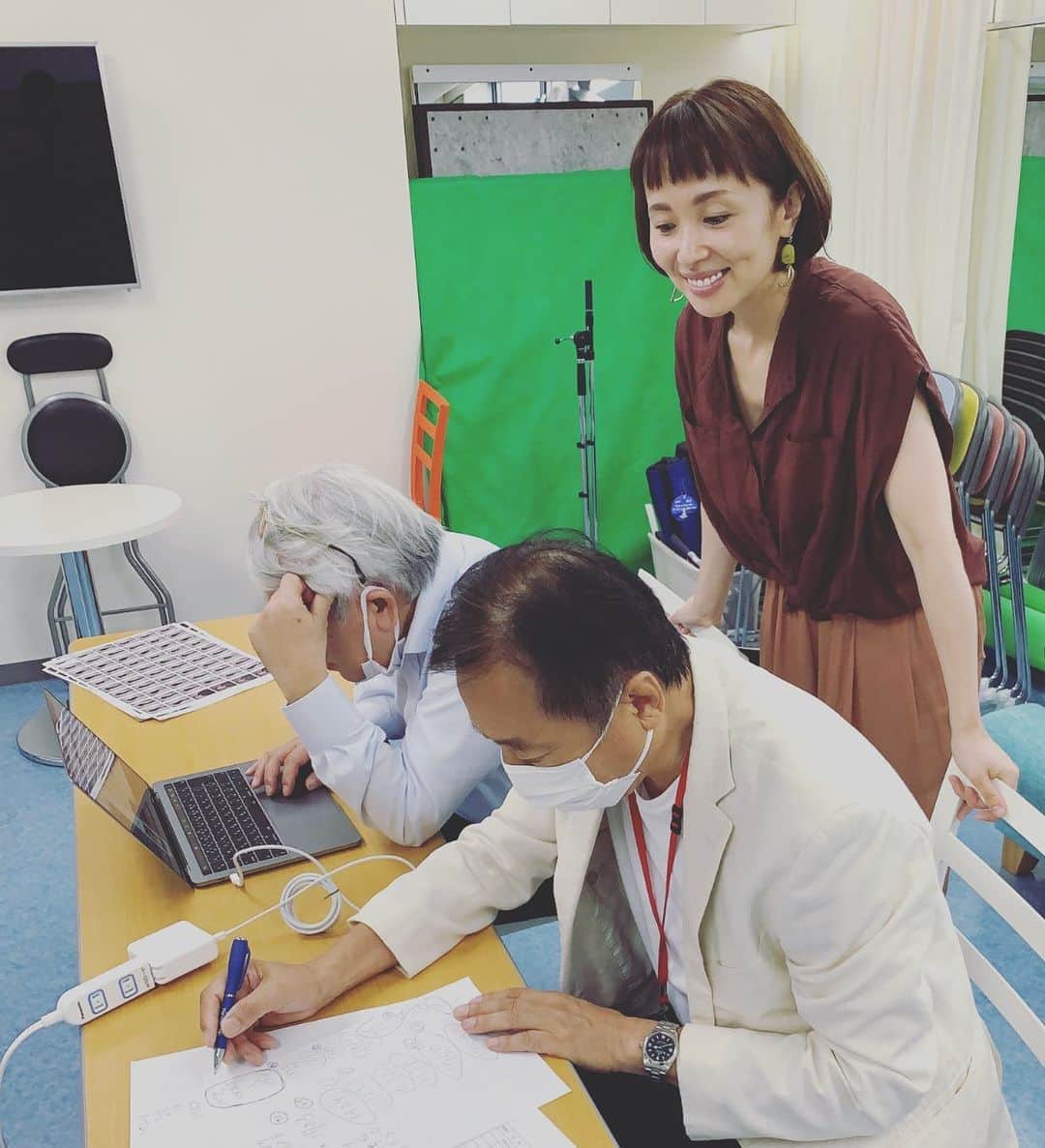のインスタグラム：「事務所で写真チェック🙉」