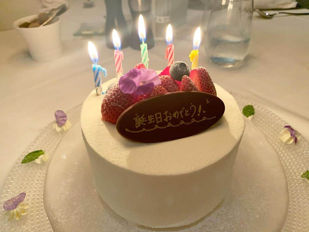 芽華ららさんのインスタグラム写真 - (芽華ららInstagram)「🎂💕🎂💕🎂💕  HBD to me<3﻿ ﻿また一つ歳を重ねました🥰﻿ ﻿ 産んでくれた母、育ててくれた両親、可愛がってくれた祖母へ感謝の気持ちが強くなる今日この頃💐﻿ ﻿ この歳になってもほぼ毎日連絡くれる母。﻿ いくつになっても母からしたら私は子供のようです😆❣️﻿ ママこんな暑い日に私を産んでくれてありがとう💓﻿ ﻿ I got another year older.﻿ I’m really grateful to my mom who gave birth me ,my parents who raised me, my gramma who loved me.﻿ I can never thank you enough!!﻿ Hope everyday be filled with love, peace and joy:)﻿ ﻿ #happy#birthday#hbdtome#cake #誕生日#夏生まれ#幸せ#rarastagram #❤️」8月18日 21時39分 - rara.world