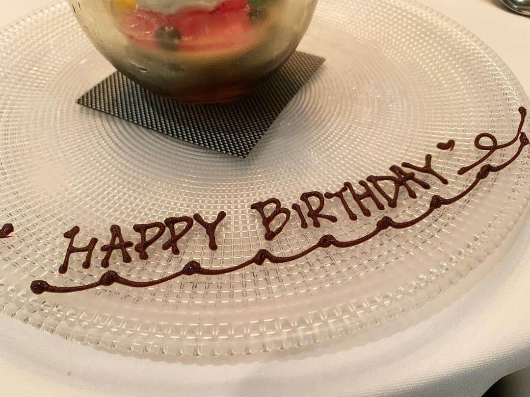 芽華ららさんのインスタグラム写真 - (芽華ららInstagram)「🎂💕🎂💕🎂💕  HBD to me<3﻿ ﻿また一つ歳を重ねました🥰﻿ ﻿ 産んでくれた母、育ててくれた両親、可愛がってくれた祖母へ感謝の気持ちが強くなる今日この頃💐﻿ ﻿ この歳になってもほぼ毎日連絡くれる母。﻿ いくつになっても母からしたら私は子供のようです😆❣️﻿ ママこんな暑い日に私を産んでくれてありがとう💓﻿ ﻿ I got another year older.﻿ I’m really grateful to my mom who gave birth me ,my parents who raised me, my gramma who loved me.﻿ I can never thank you enough!!﻿ Hope everyday be filled with love, peace and joy:)﻿ ﻿ #happy#birthday#hbdtome#cake #誕生日#夏生まれ#幸せ#rarastagram #❤️」8月18日 21時39分 - rara.world