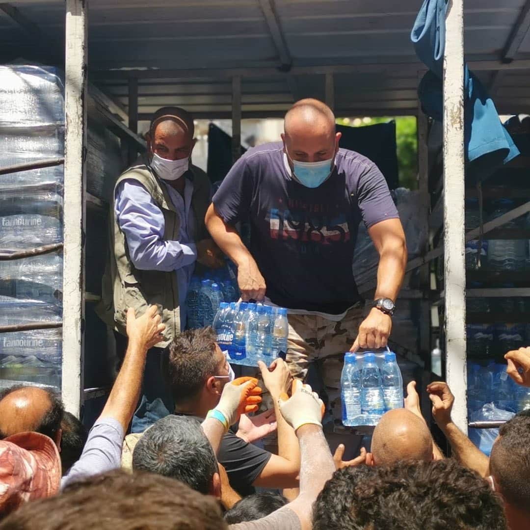 トーマス・サドスキーさんのインスタグラム写真 - (トーマス・サドスキーInstagram)「Repost from @inaraorg- #INARA team of volunteers is distributing drinking water to the residents of Mar Mekhayel and Gemayzeh affected by the blast as they have lost their access to fresh drinking water.  Please help us help.  INARA.org/donate」8月18日 21時34分 - thomas_sadoski