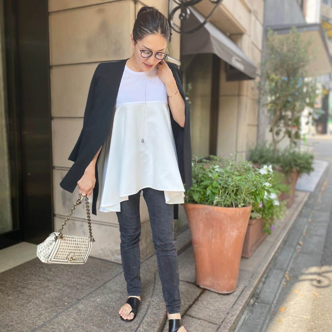 のインスタグラム：「近頃モノトーンな日々。  今日の仕事先的に気分的に なんだかきちんとしたかったので ジャケット&パール。  夏でもちょい羽織りには、 カーディガンより断然ジャケット。 色々頼りになります。  本日のジャケットは @stunninglure × @akiranaka.official のコラボ❤︎  today's… #fashion #ootd #kkstyle #tokyo #kamescloset #jacket #stunninglure ×#akiranaka #cutandsew #yokochan #pants #thenewhouse #necklace #maayapearls #bag #bottegaveneta #shoes #apatelier #august #summer」