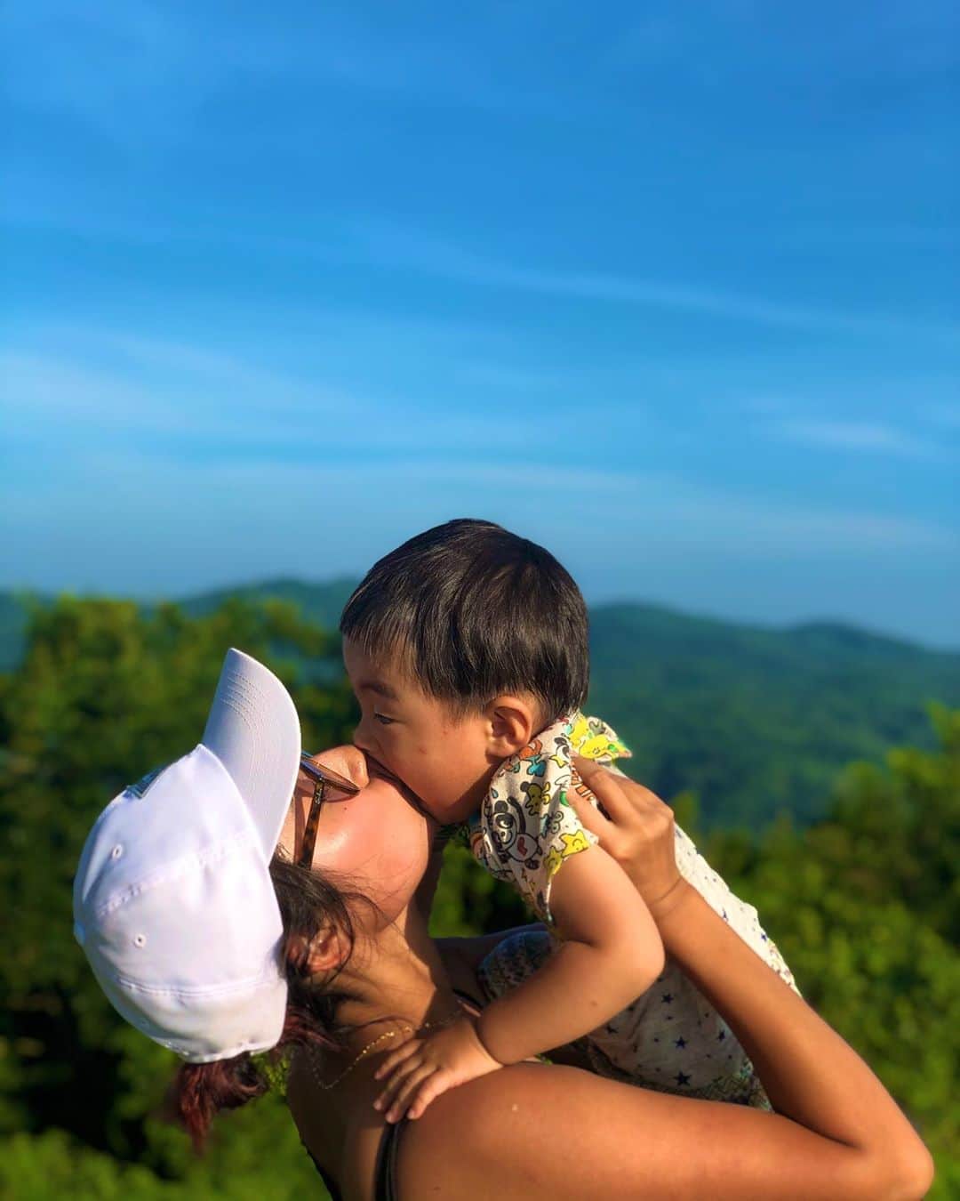 のインスタグラム：「Eu te amo❤️ 自分らしく生きていこっ！ 山登り気持ちいい✨ 最近チューして 言うとガジガジ口を噛んでくる🤣」