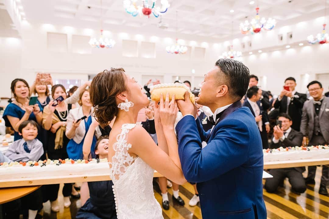 メゾン エルミタージュさんのインスタグラム写真 - (メゾン エルミタージュInstagram)「. 本日はwedding cakeのご紹介🍰 . 【ロングロールケーキ】 . なんと長さは3m✨ ケーキ入場は友人の方に運んで頂き、ファーストバイトはあっと驚く楽しいバイト☺️🎵 . weddingcakeもお二人らしさを表現できるアイテムの1つ✨ . パティシエと世界に1つだけのお二人らしいウェディングケーキをお打ち合わせで決めていきます🍫 . ファーストバイトもとても素敵な初の共同作業記念になりましたね😆❣️ . photograph @usagitocamera  hairmake @kaneta512 . #栃木県 #小山市 #小山結婚式 #小山結婚式場 #小山市カフェ #小山市ランチ #小山花嫁 #栃木結婚式 #宇都宮結婚式 #結婚記念日 #結婚記念日ディナー #weddingcake #栃木プレ花嫁 #メゾンエルミタージュ #家族婚 #入籍 #weddingdress #maisonblanahe #アニバーサリーケーキ #写真好きな人と繋がりたい #wedding #2020春婚 #2020夏婚 #2020秋婚 #2020冬婚 #2021春婚 #2021夏婚 #2020wedding #顔合わせ #weddingitem」8月18日 21時37分 - maison.hermitage