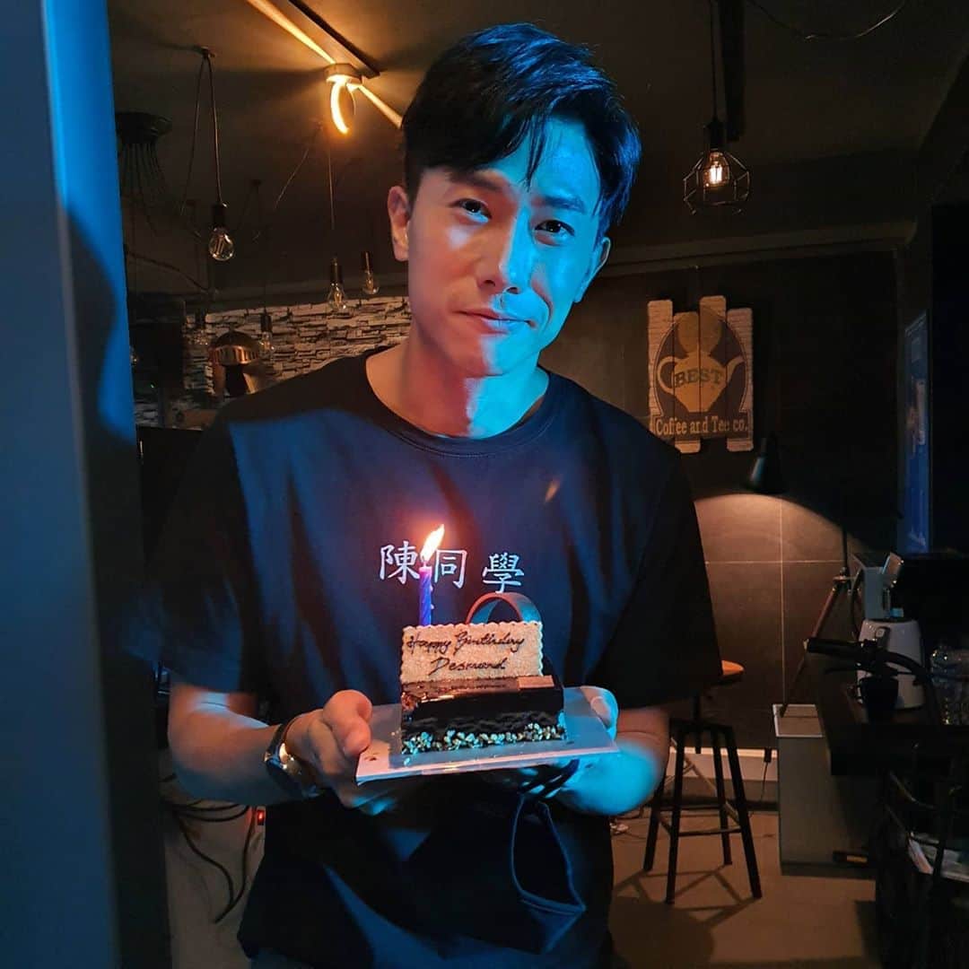 デスモンド・タンのインスタグラム：「Lovely pre-birthday surprise from my awesome "CTRL" production team after long day of shoot. 我今天被我的《操控》剧组操控咯!  一个很有爱，很棒的剧组! 谢谢你们! 爱你们!   #CTRL #操控」