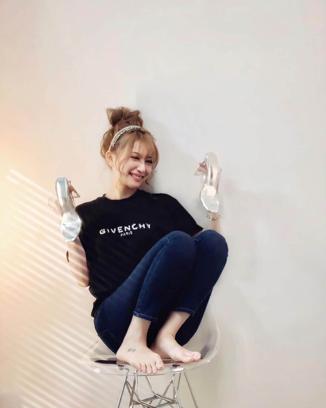 加賀美早紀さんのインスタグラム写真 - (加賀美早紀Instagram)「ダメージTとカチューシャで秋モード🍁﻿ クリアサンダルで足元だけは夏きーぷ﻿ ﻿ #Tシャツ @givenchyofficial #サンダル @beautifulsail_official #fashion #ootd ﻿」8月18日 20時04分 - kagami_saki