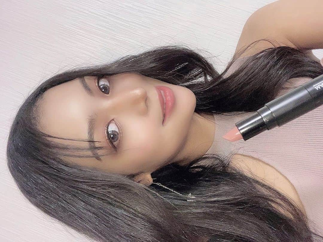 小松ナオさんのインスタグラム写真 - (小松ナオInstagram)「大好きな @makeupforever から明後日発売の新作リップ💋﻿ ﻿ リップブラシをモチーフにしたデザインなんだって。塗りやすい。﻿ ﻿ 何より(156番 CLASSY LACE)この色とっても可愛い🥺(全60色)﻿ ﻿ ﻿ #ルージュアーティスト﻿ #ルージュアーティスト2020﻿ #ブラシ型リップ﻿ #リップスティック」8月18日 20時09分 - komatsu__nao