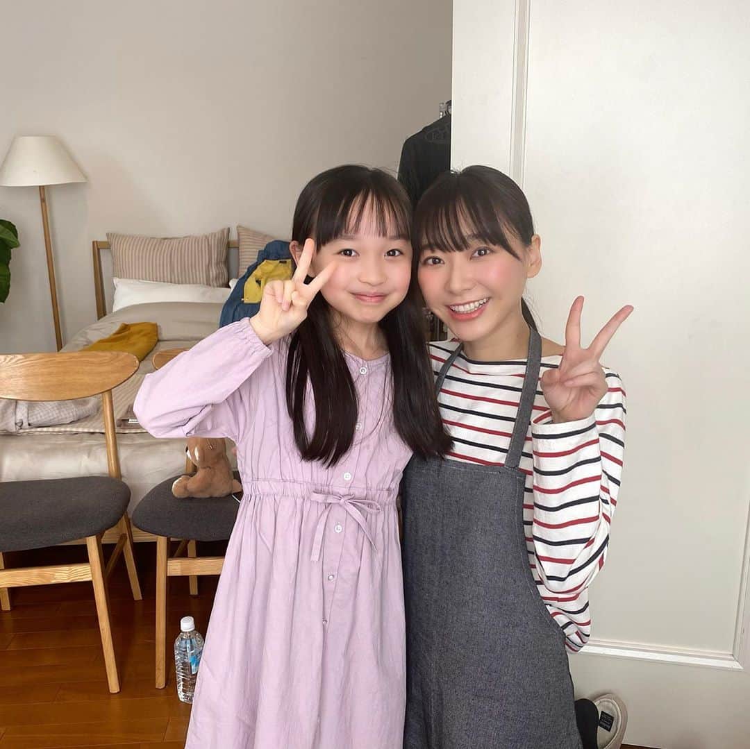 葉月祥子のインスタグラム：「lot住宅アプリ『ienowa』のweb動画に出演しています💐🌼🍀﻿ ﻿ ﻿ 外にいながらもスマホでおうちの電気管理ができるとっても便利なアプリで、AIキャラクターペンギンのちょびが可愛いです🐧✨﻿ ﻿ ﻿ ﻿ そして2度目の共演でした☺️三井住友カードでも共演した娘役の碧月ちゃんと👼💕可愛かった〜☺️❣️﻿また会いたい😭ううう ﻿ ﻿ もう公開されていたので写真載せてみました♪﻿ ﻿ ﻿ 気になってくださった方はyoutubeで『ienowa』検索して頂くか、エナジーゲイトウェイさんのHPで見て頂けますので是非😊💐⭐️ ﻿ ﻿ #ienowa #lot住宅 #アプリ  #広告 #動画 #cm  #spacecraft  #スペースクラフト  #葉月祥子」