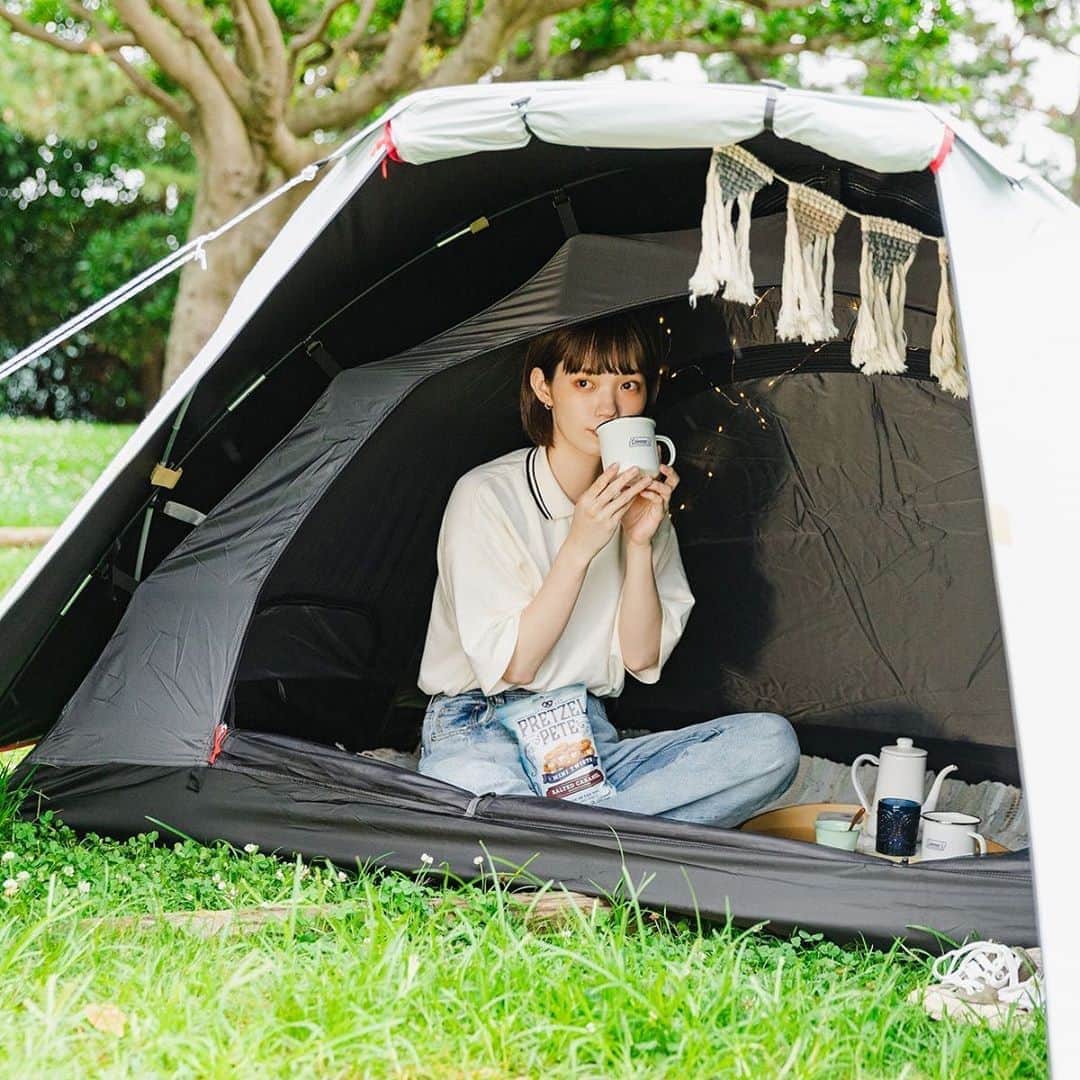 Coleman Japanさんのインスタグラム写真 - (Coleman JapanInstagram)「＼コンパクトサイズのドームテント⛺️／  コンパクトサイズのドームテントは女子キャンプにぴったり。「ツーリングドーム/ＳＴ＋」がオススメ👌 ・ 女子1人でも簡単に組み立てられ、小さいけど雨や日差しをガードするから、風が強くてもへっちゃら😁  ・ 【Coleman × mer】 #merキャンプ部 初めてキャンプ公開中❣️ https://bit.ly/3iRXpVH ・ ・ ・ #mer / @merweb_official #村濱遥 / @_mura_hama ・ #灯そうColeman #灯そうコールマン #灯そう #Coleman #コールマン #Camp #キャンプ #Outdoor #アウトドア #Tent #テント #コールマンテント #ツーリングドーム #ソロキャンプ #ソロキャン #私のコールマン」8月18日 20時10分 - coleman_japan