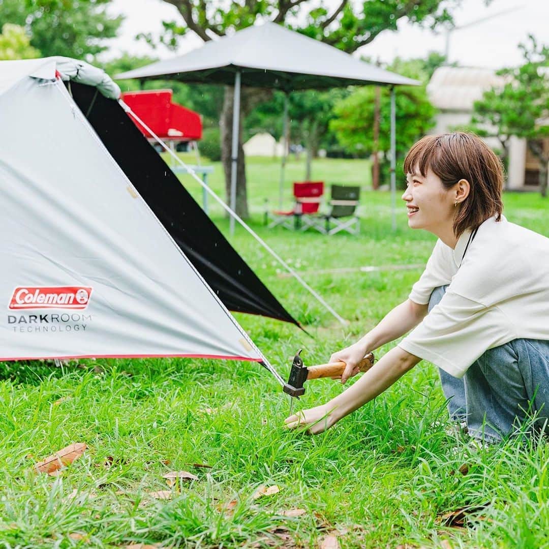 Coleman Japanのインスタグラム：「＼コンパクトサイズのドームテント⛺️／  コンパクトサイズのドームテントは女子キャンプにぴったり。「ツーリングドーム/ＳＴ＋」がオススメ👌 ・ 女子1人でも簡単に組み立てられ、小さいけど雨や日差しをガードするから、風が強くてもへっちゃら😁  ・ 【Coleman × mer】 #merキャンプ部 初めてキャンプ公開中❣️ https://bit.ly/3iRXpVH ・ ・ ・ #mer / @merweb_official #村濱遥 / @_mura_hama ・ #灯そうColeman #灯そうコールマン #灯そう #Coleman #コールマン #Camp #キャンプ #Outdoor #アウトドア #Tent #テント #コールマンテント #ツーリングドーム #ソロキャンプ #ソロキャン #私のコールマン」